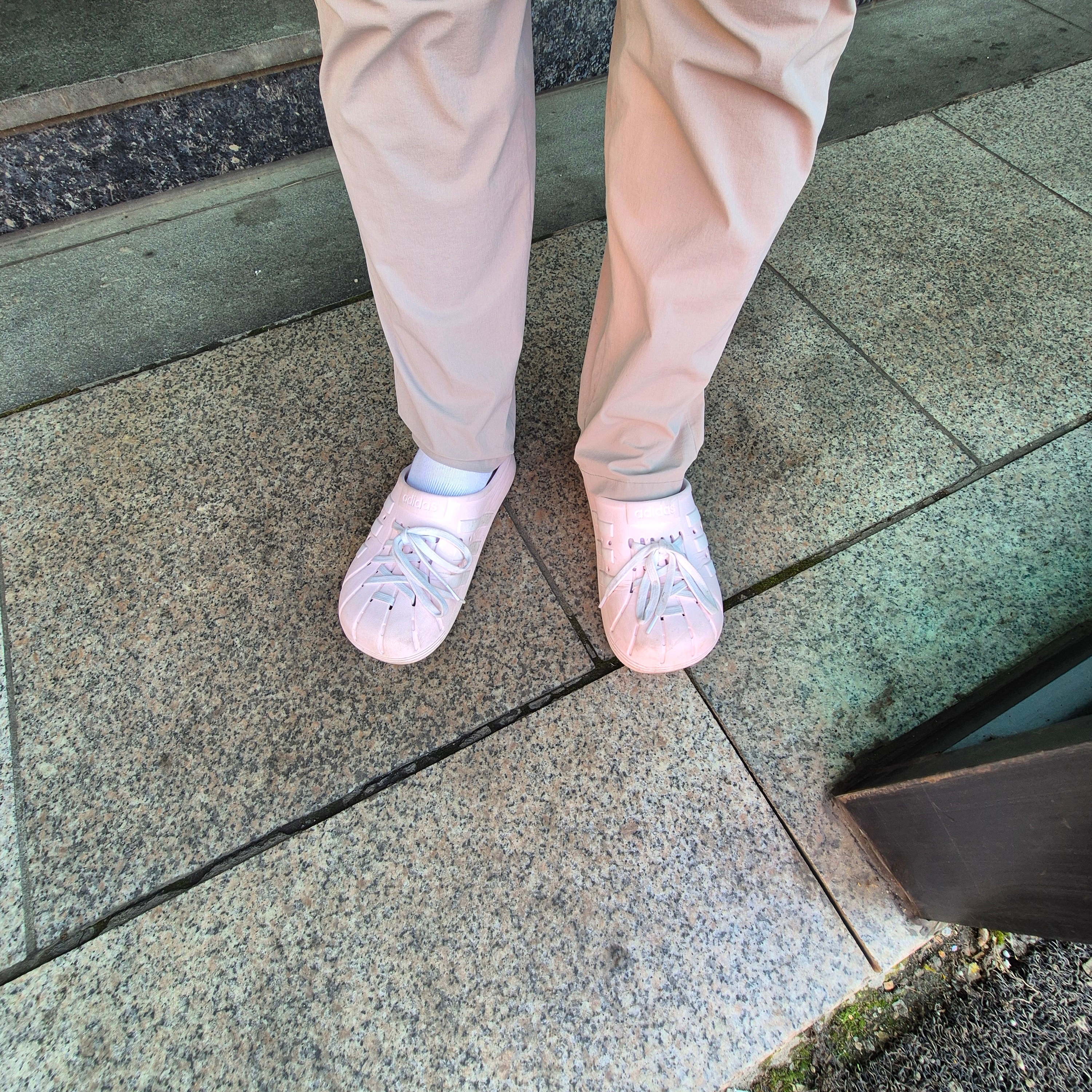 Adidas Adilette Clogs Almost Pink 착용 스타일