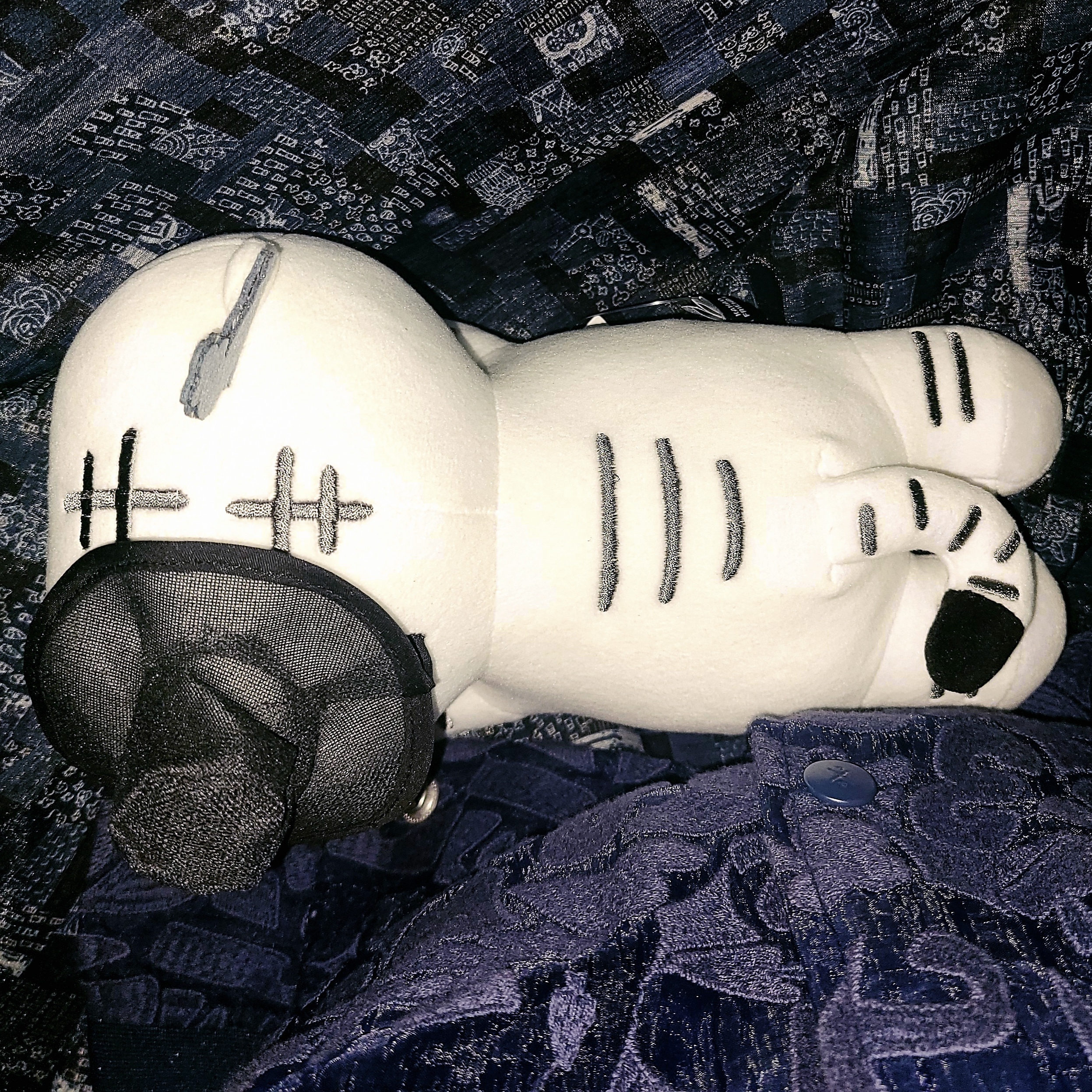 Muds x Kakao Friends Chunshik Tiger & Magpie Mini Pillow 착용 스타일 - 1