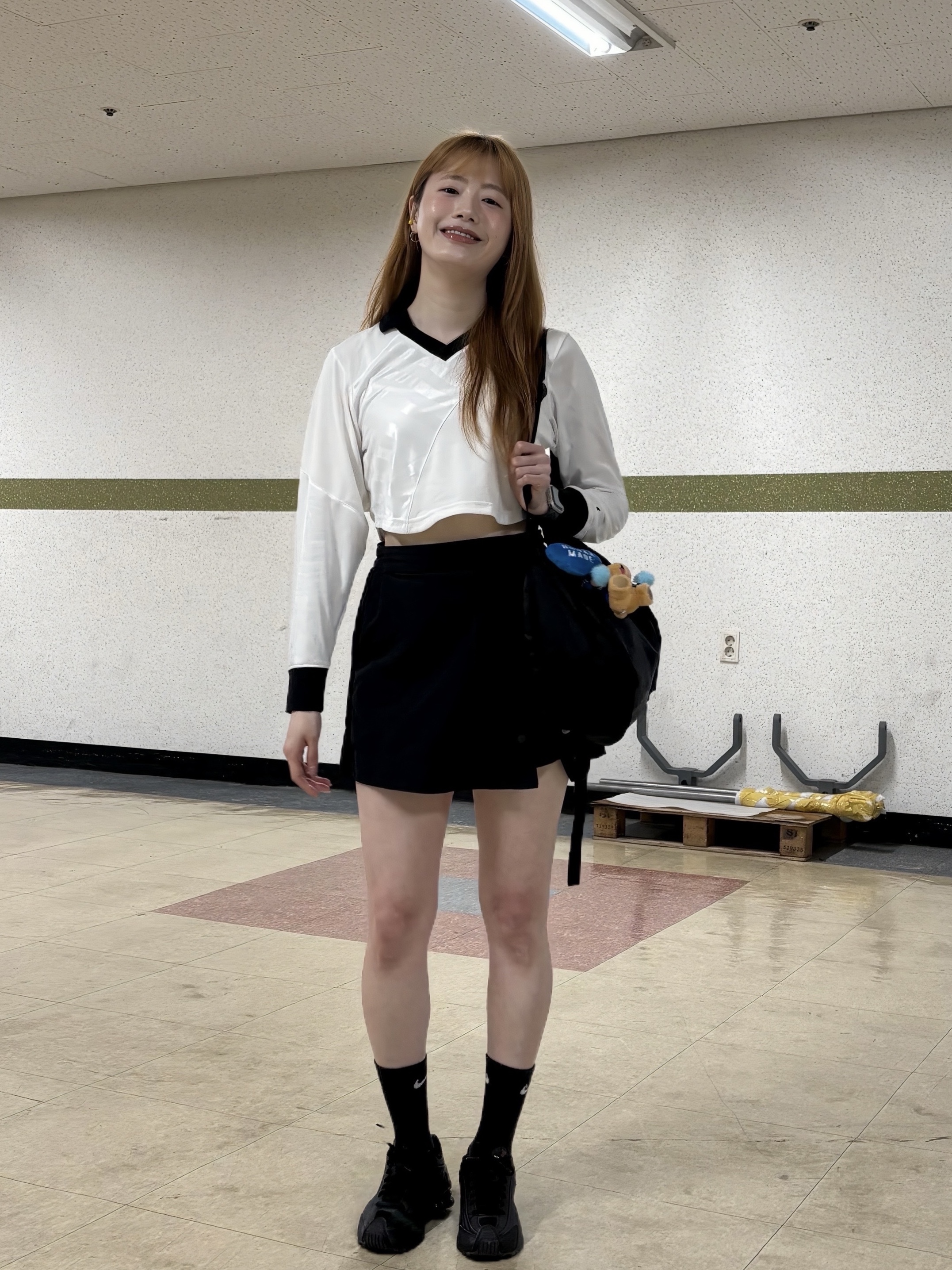 (W) Nike Shox R4 Black, Starbucks x KBO Lions Bearista Keychain 착용 스타일 - 4