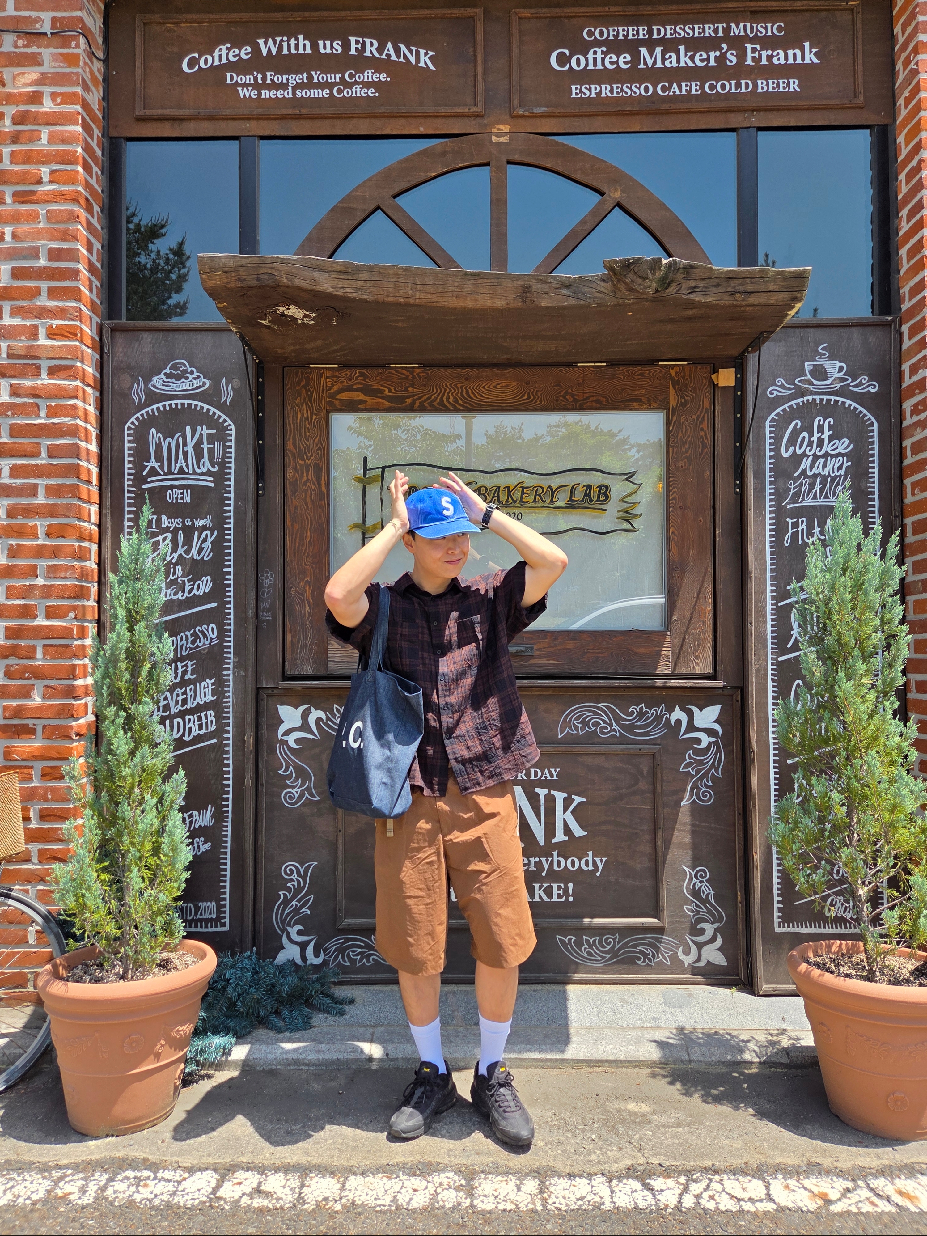 Nike ACG Orb Weaver UV Repel Oversized Shorts Mosswood Brown Parachute Beige - Asia, Supreme Pigment Coated Canvas S Logo 6-Panel Royal - 25FW 착용 스타일 - 5