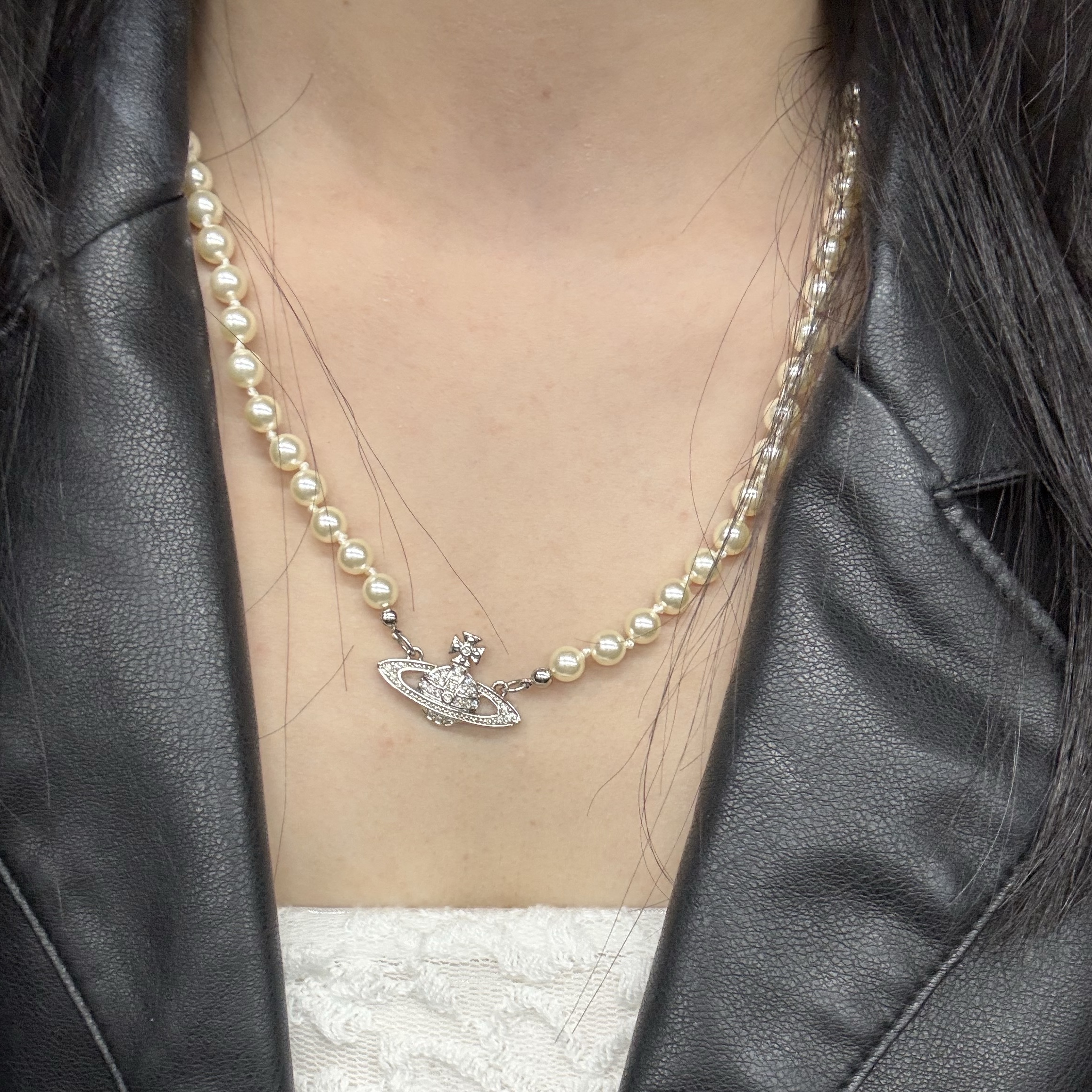 Vivienne Westwood Mini Pearl Bas Relief Necklace Silver 착용 스타일 - 2