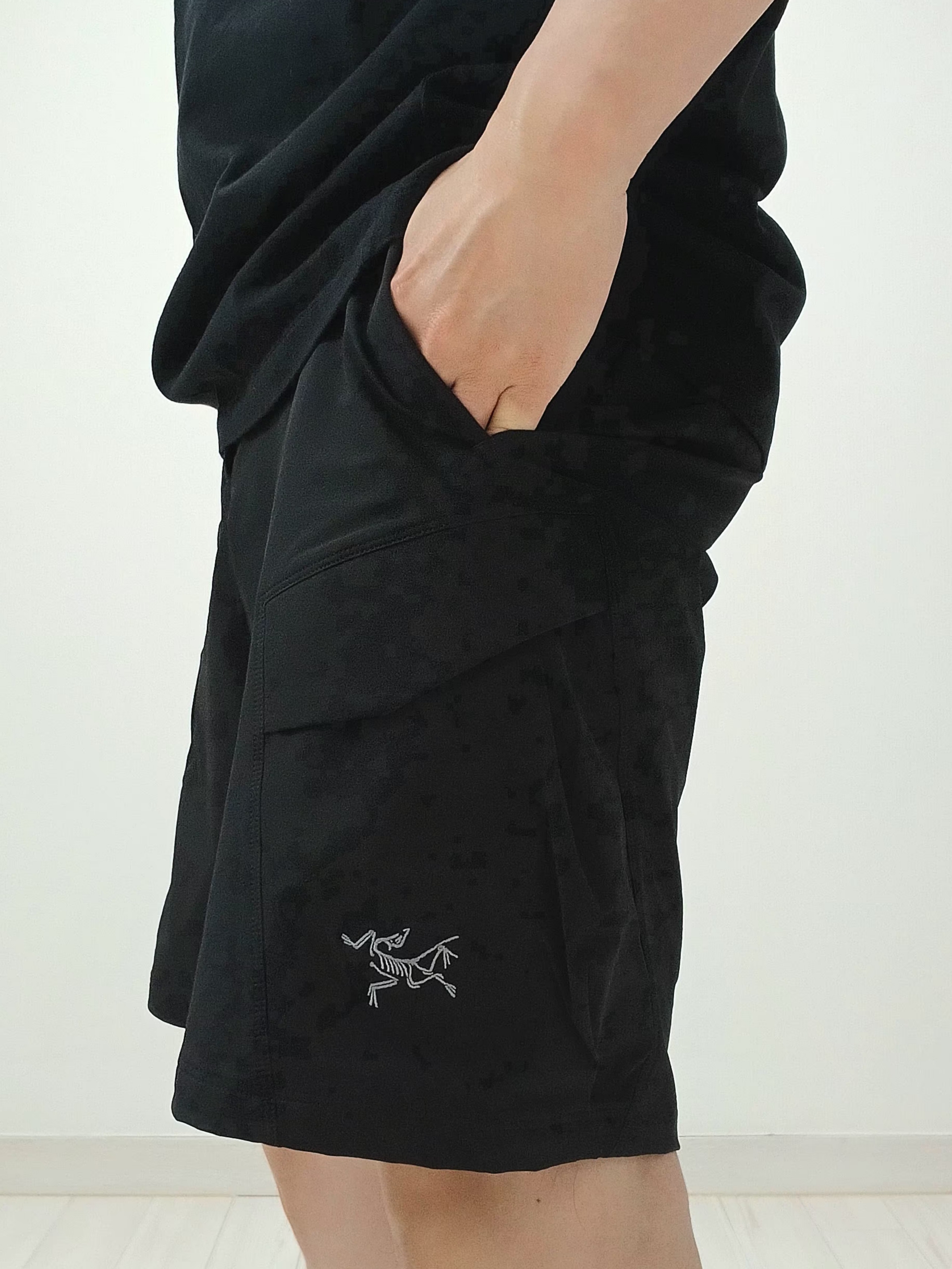 Arc'teryx Kragg Cotton Logo SS T-Shirt 24K Black, Arc'teryx Rampart Shorts 9 Inch Black 착용 스타일 - 6