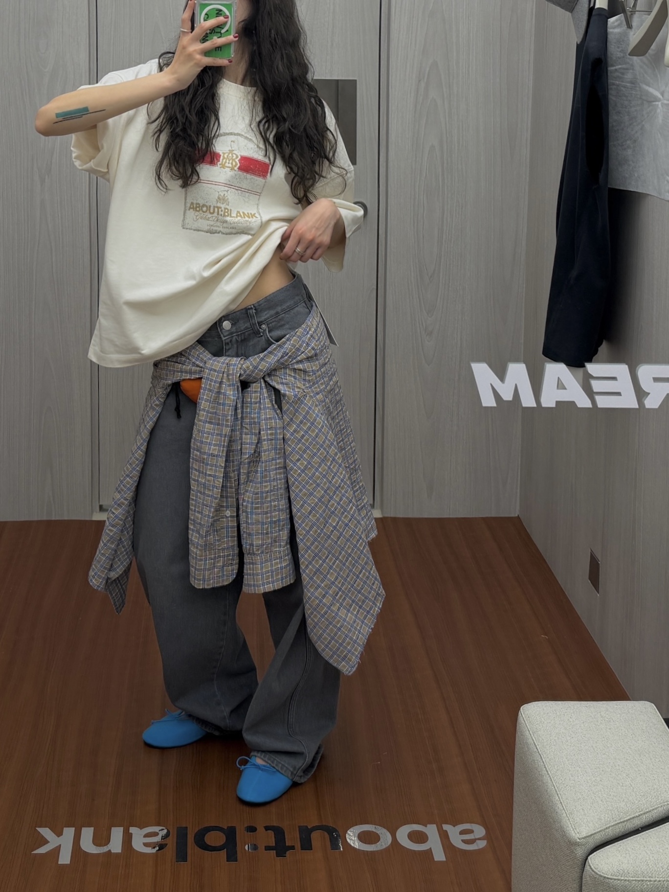 [KREAM 단독] About:Blank Raw Hem Check Shirt Gold - 26FW, [KREAM 단독] About:Blank Box Cap Navy Yellow - 26SS 착용 스타일 - 5