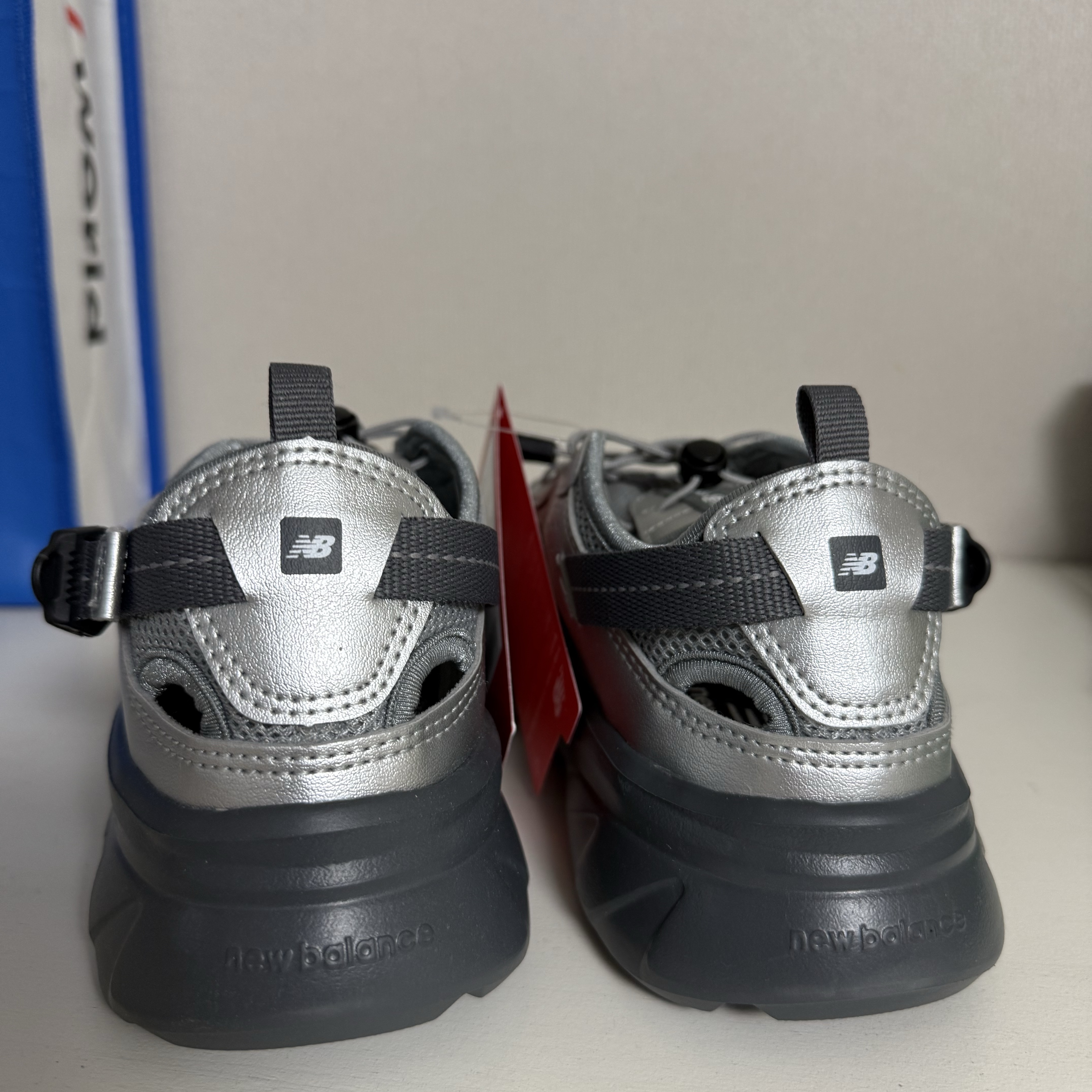 New Balance Kave Sandal Silver Gray 착용 스타일 - 2