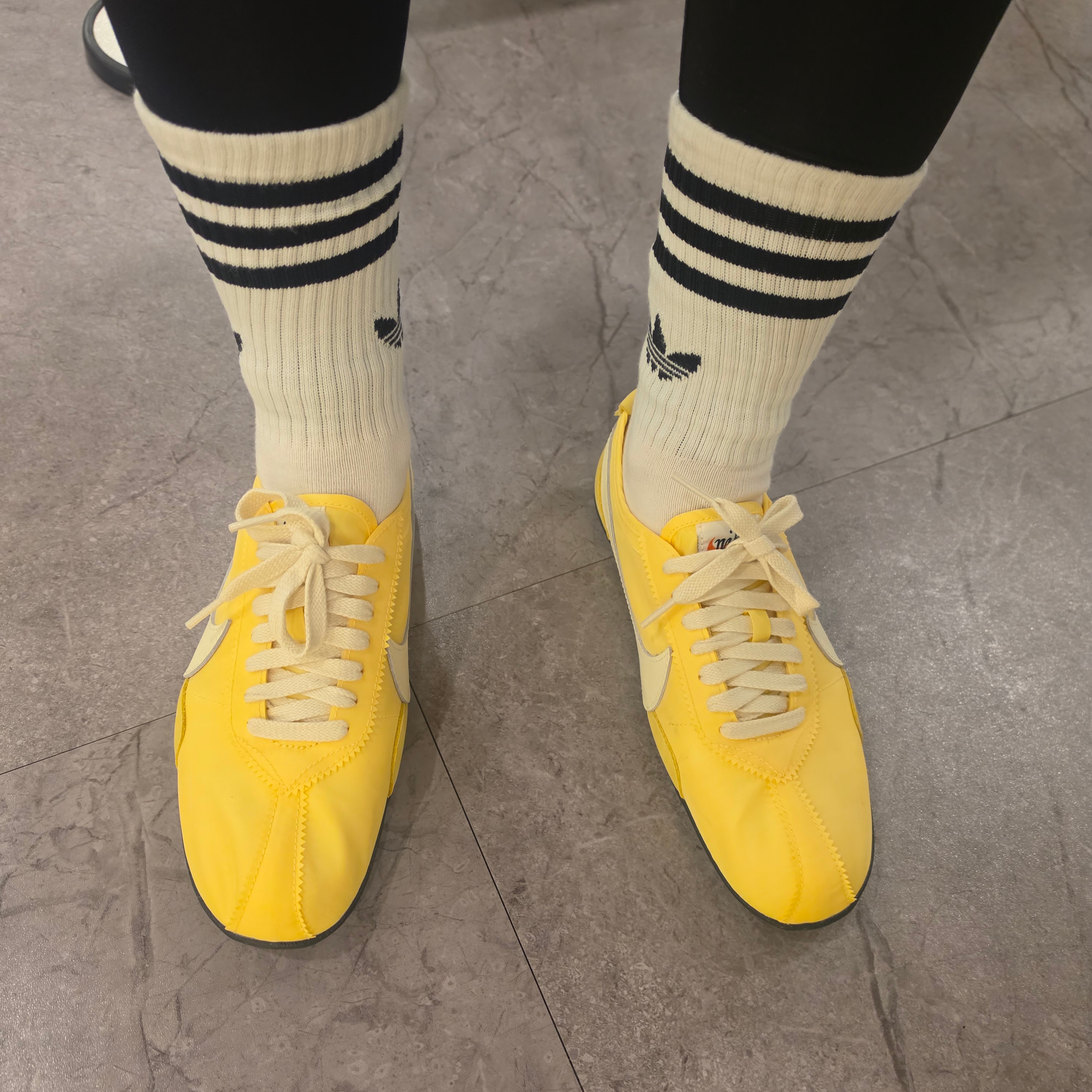 (W) Nike Moon Shoe OG Soft Yellow Black 착용 스타일 - 2