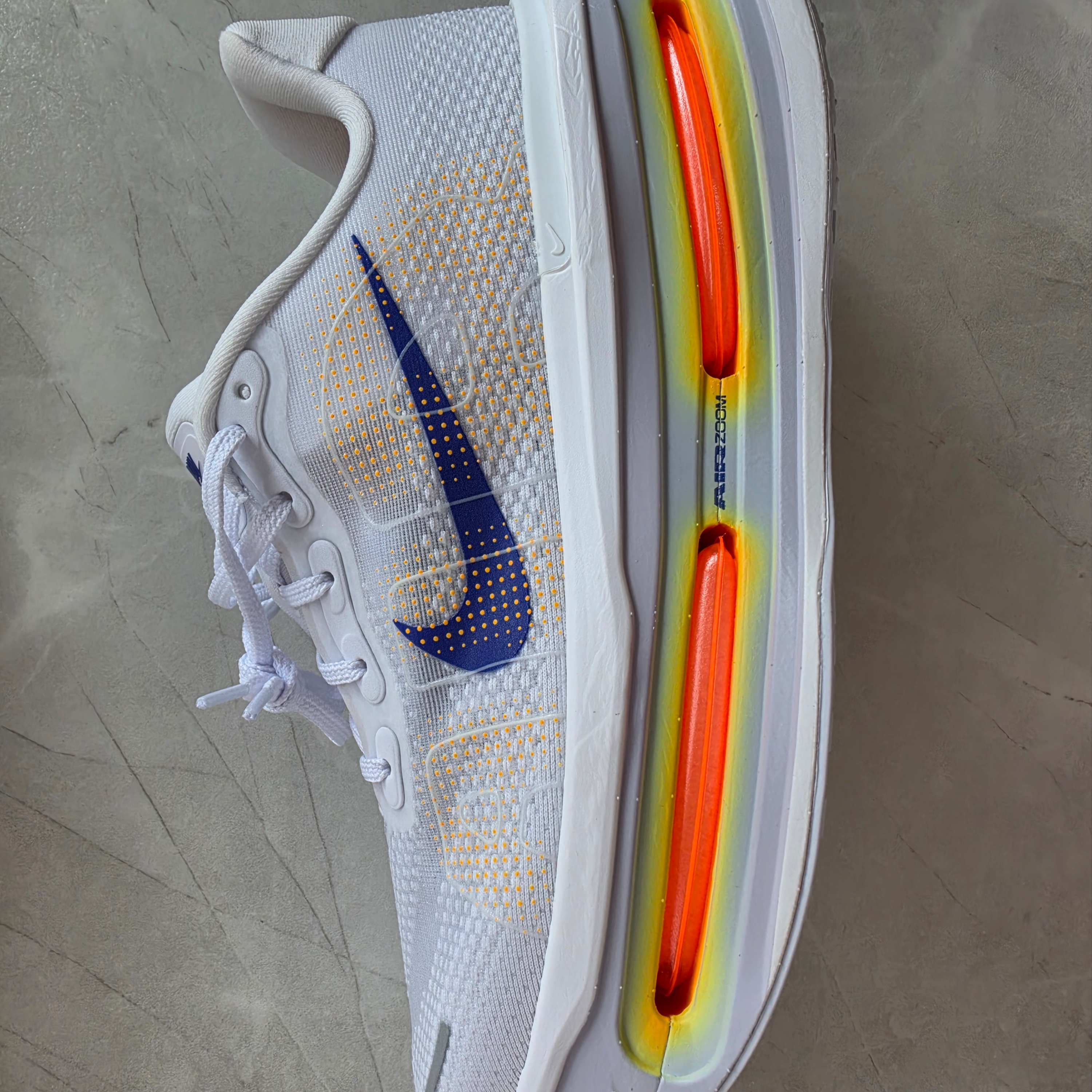 Nike Vomero Premium White Total Orange 착용 스타일 - 1