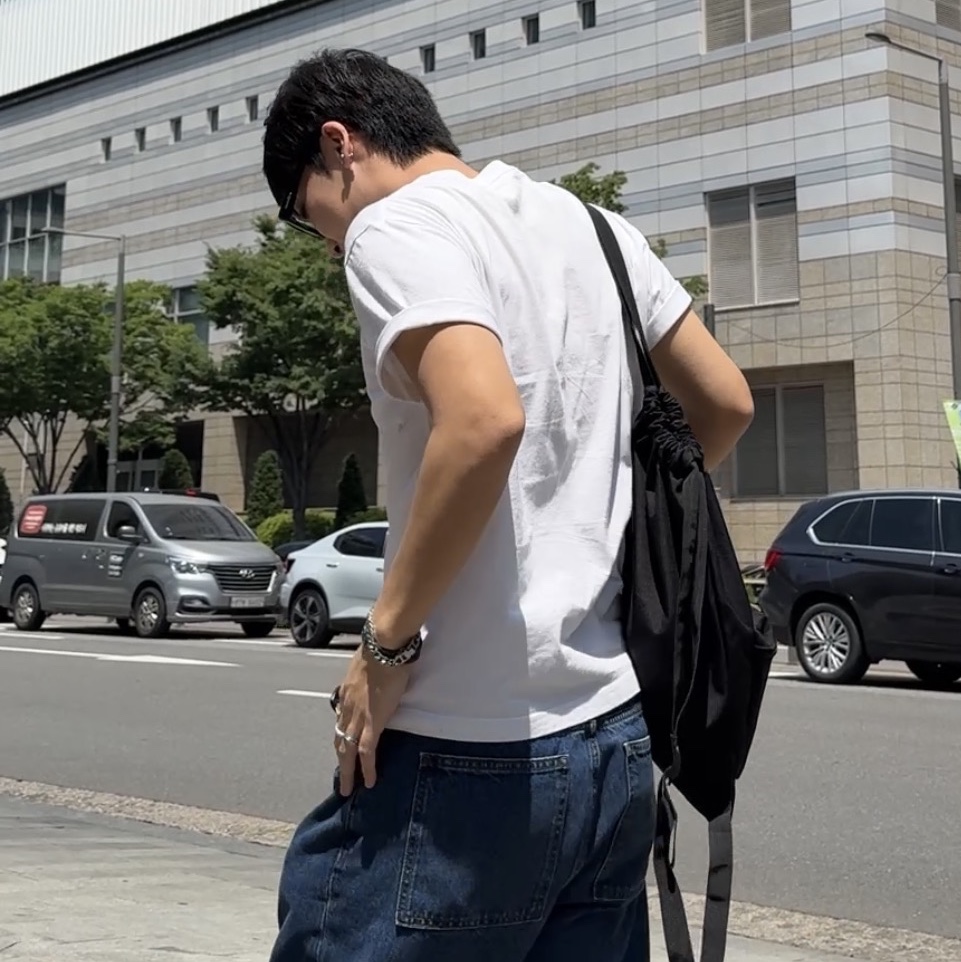 Jansport Draw Sack Black, Uniqlo x JW Anderson Straight Jeans Blue 착용 스타일 - 2