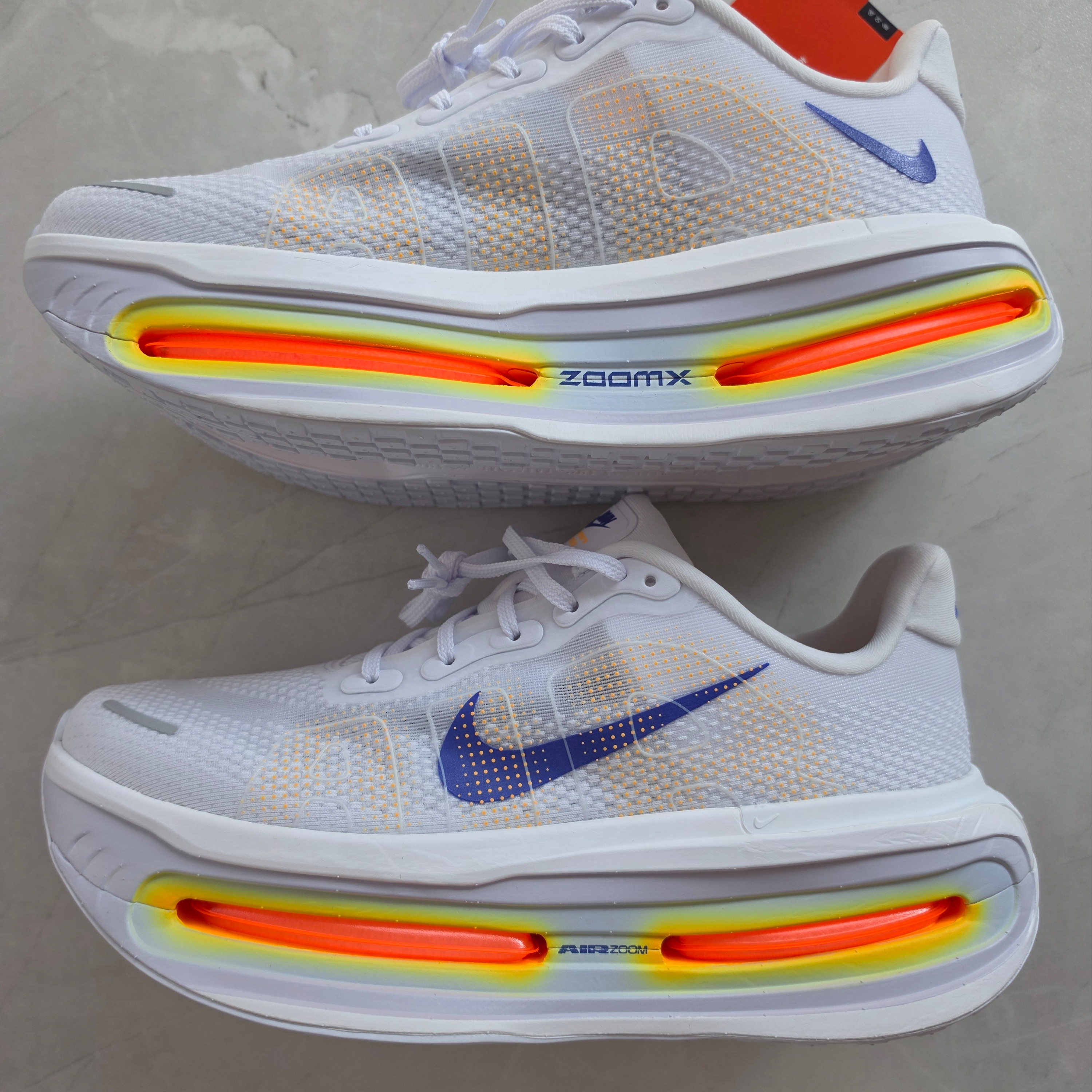 Nike Vomero Premium White Total Orange 착용 스타일 - 2
