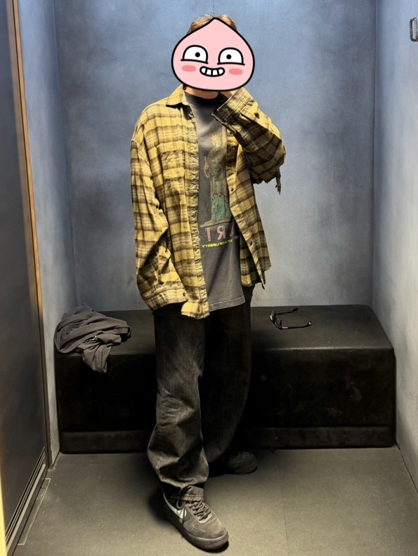 Balenciaga Paris Liberty Layered Oversized Shirts Dark Green, Nike x Tiffany & Co. Air Force 1 Low SP 1837 착용 스타일 - 1