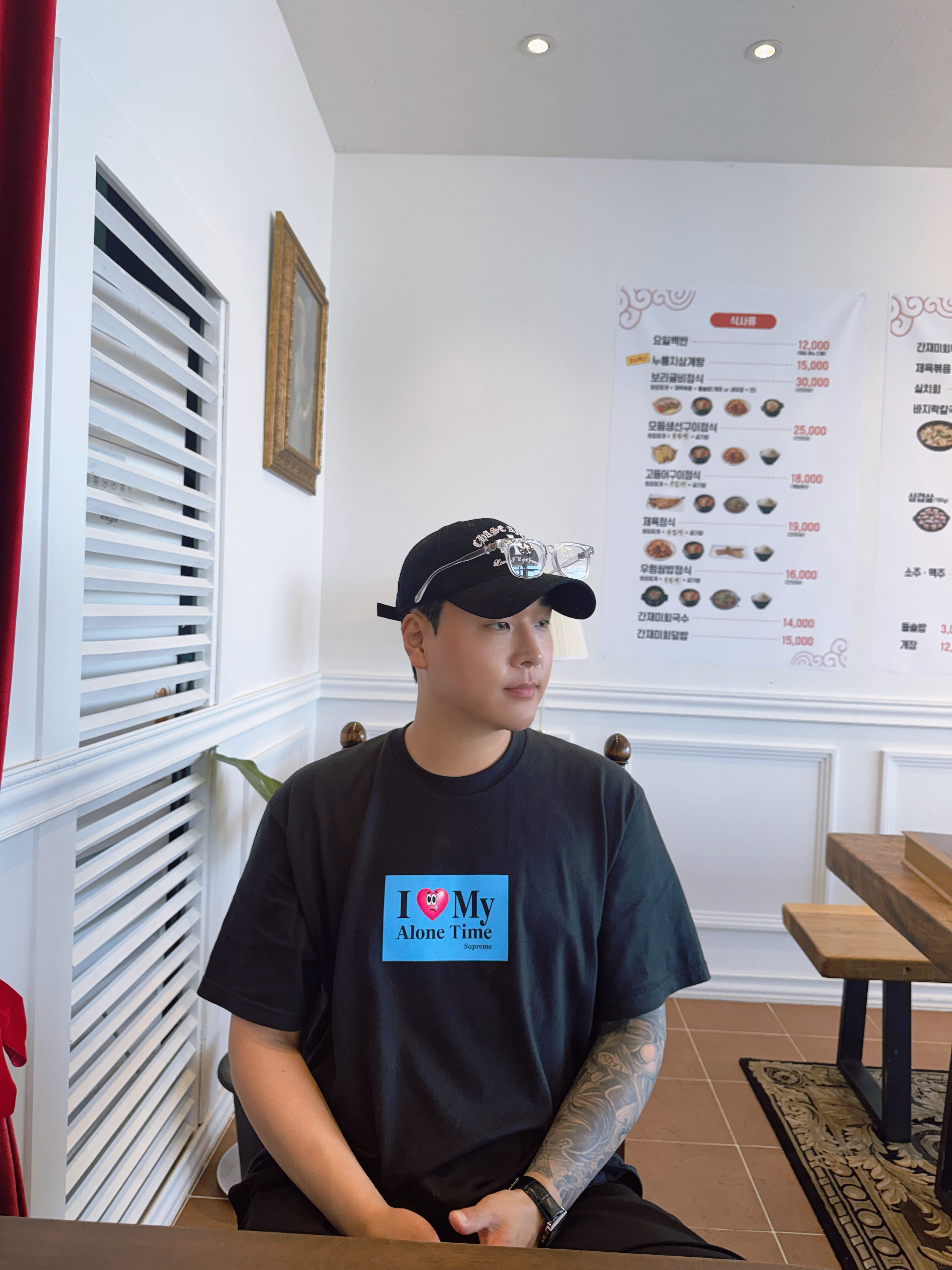 Supreme Alone Time T-Shirt Black - 26SS, Jordan 1 Mid Light Smoke Grey 착용 스타일 - 1