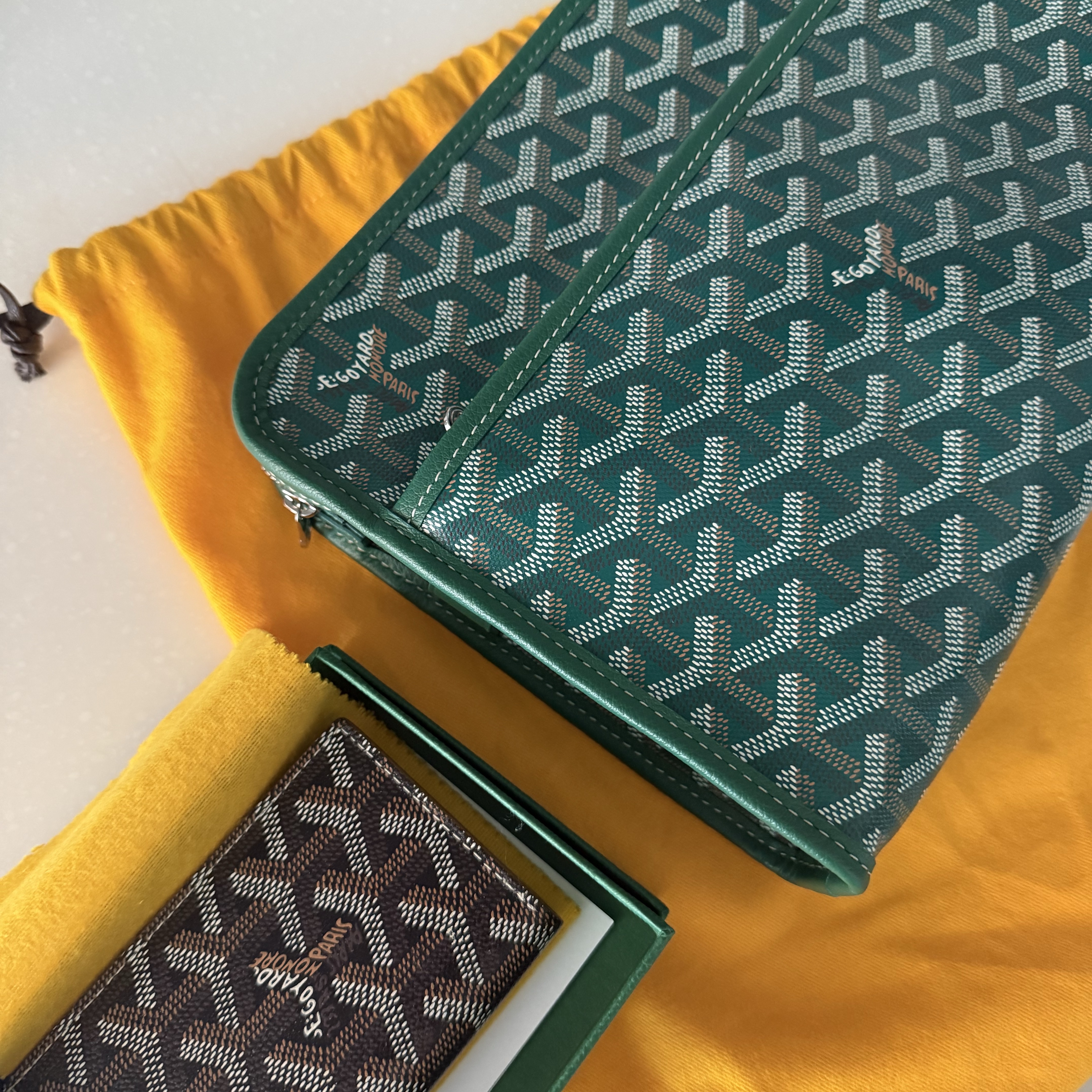 Goyard Jouvence MM Toilet Bag Green 착용 스타일