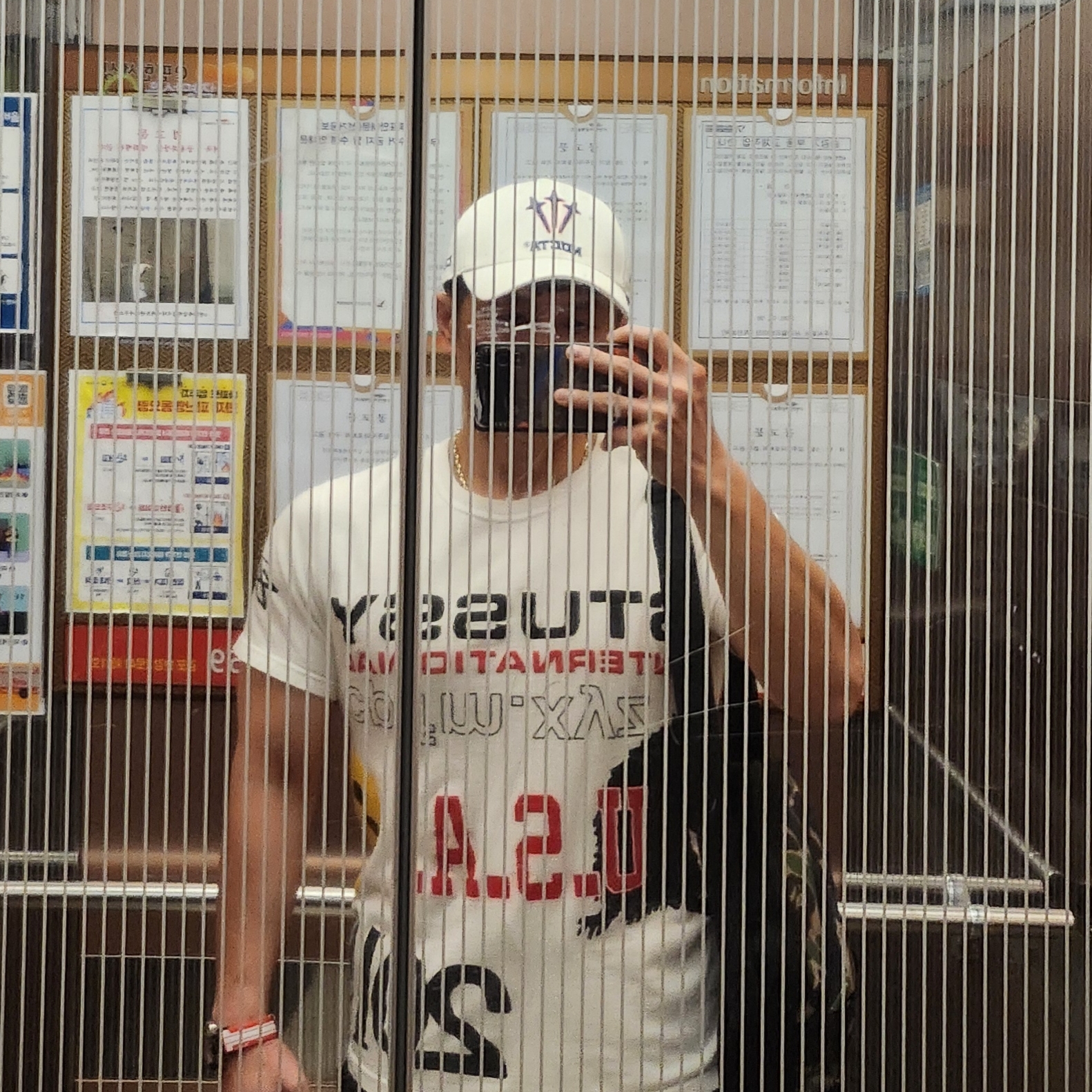 Nike x Drake Nocta NRG LU L91 Cap White, Stussy x Cactus Plant Flea Market USA 2019 T-Shirt White 착용 스타일 - 4