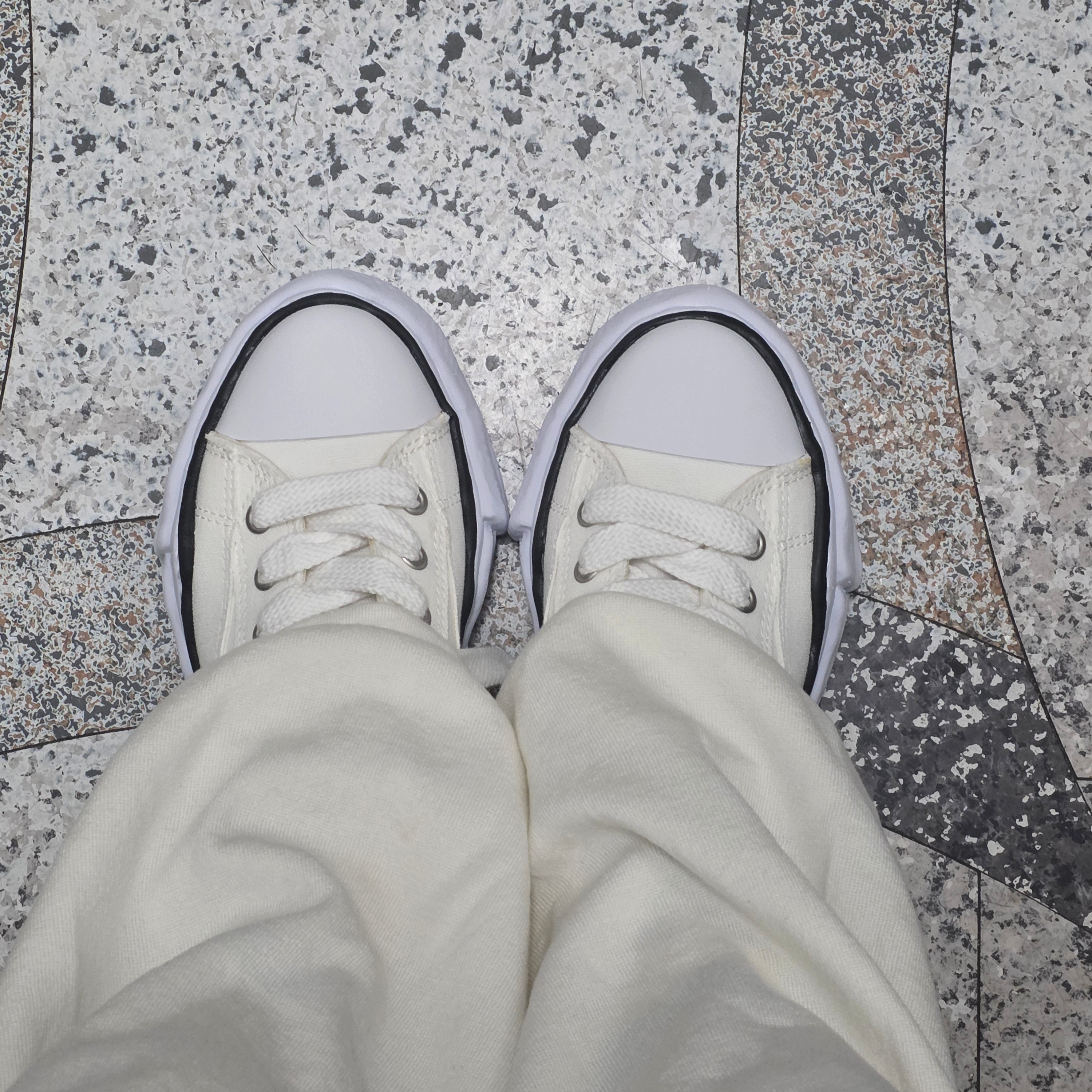Maison Mihara Yasuhiro Peterson OG Sole Canvas Low Sneakers White 착용 스타일