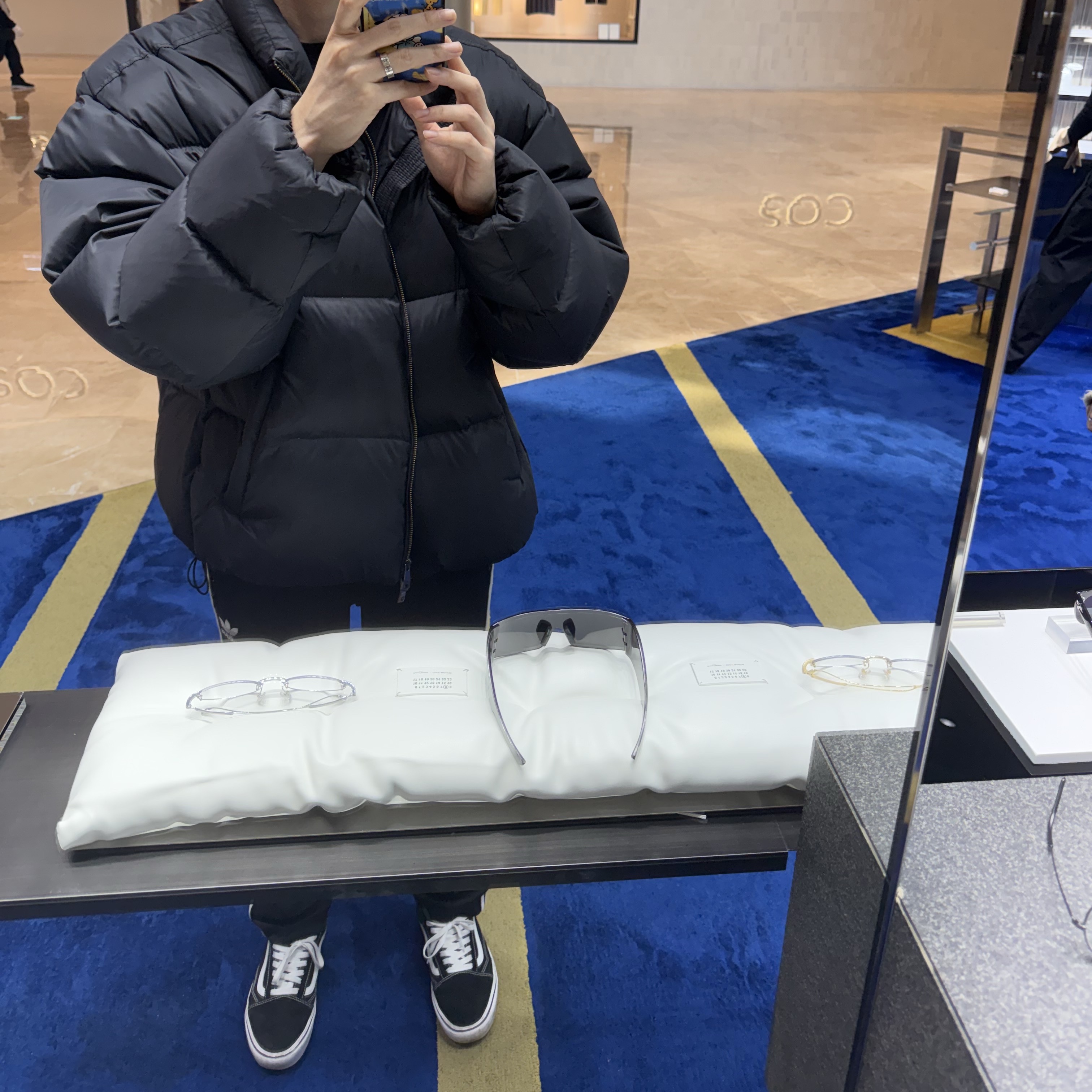 Vans ComfyCush Old Skool Black True white, Ader Error Sig; TRS/BL Tag Puffer Jacket 01 Noir 착용 스타일