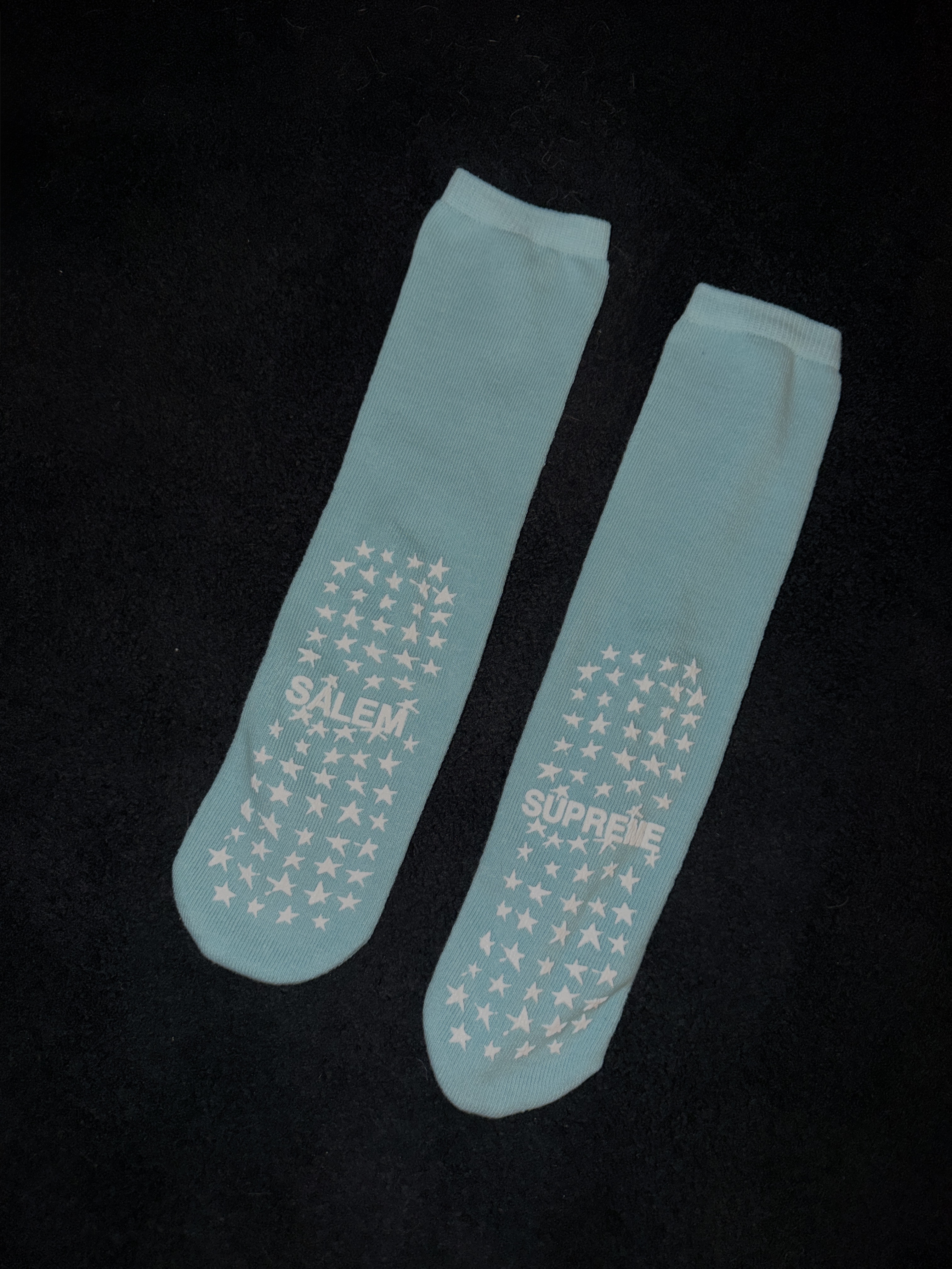 Supreme x Salem Hospital Socks Light Blue - 26SS 착용 스타일
