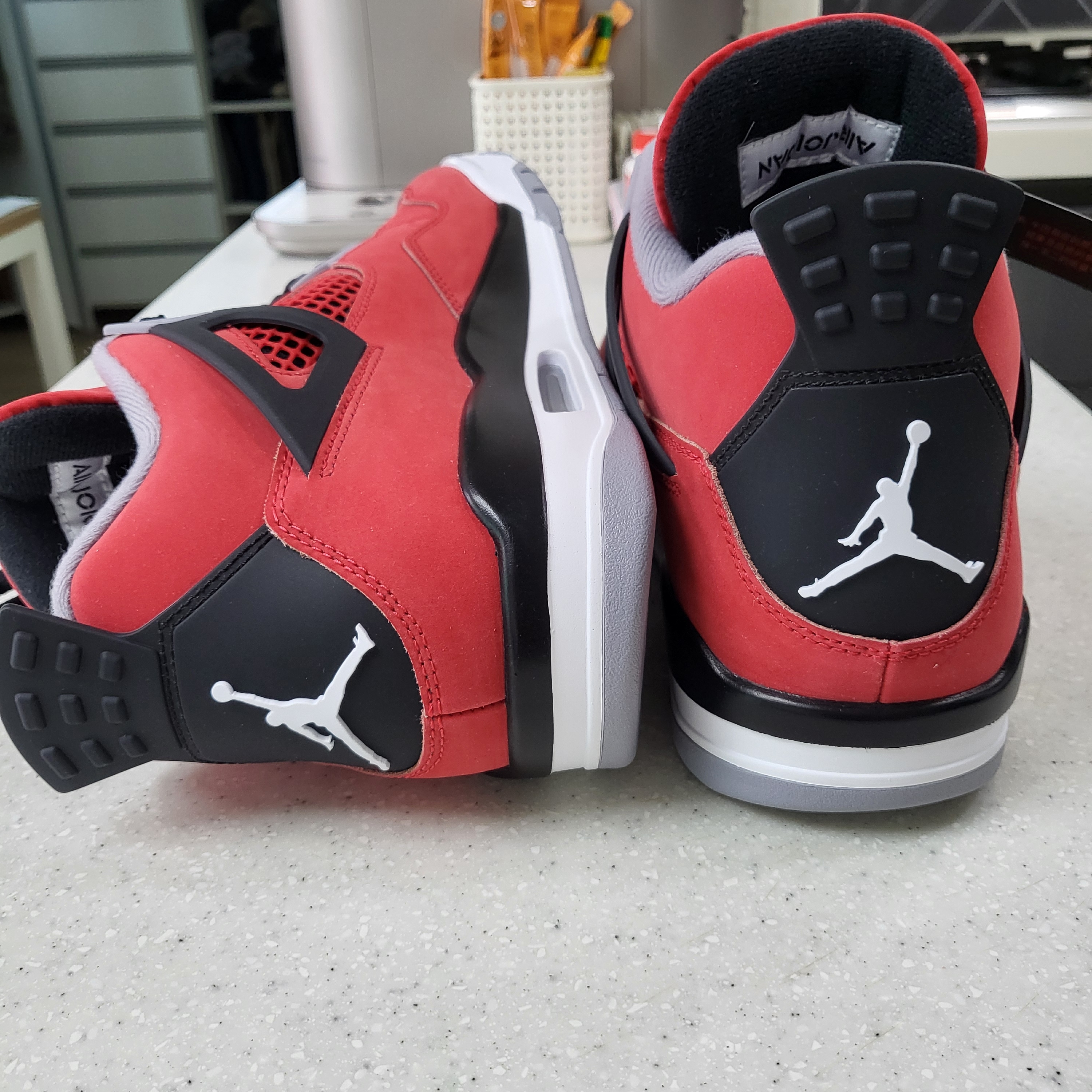 Jordan 4 Toro Bravo Fire Red and Black 2026 착용 스타일 - 2