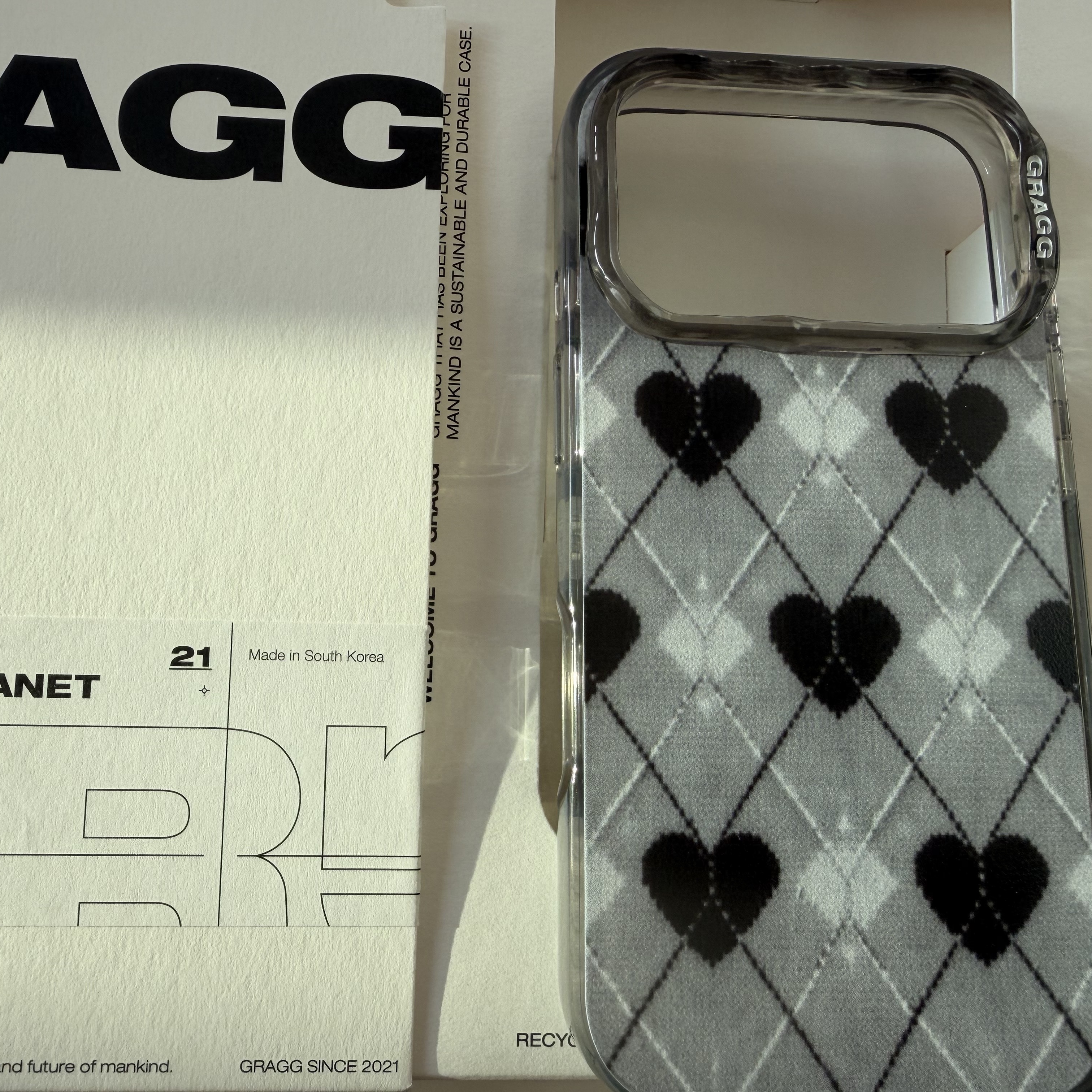 GARGG MAGSAFE LAYERS FRAME CASE CLEAR BLACK - TEXTURED HEART 착용 스타일