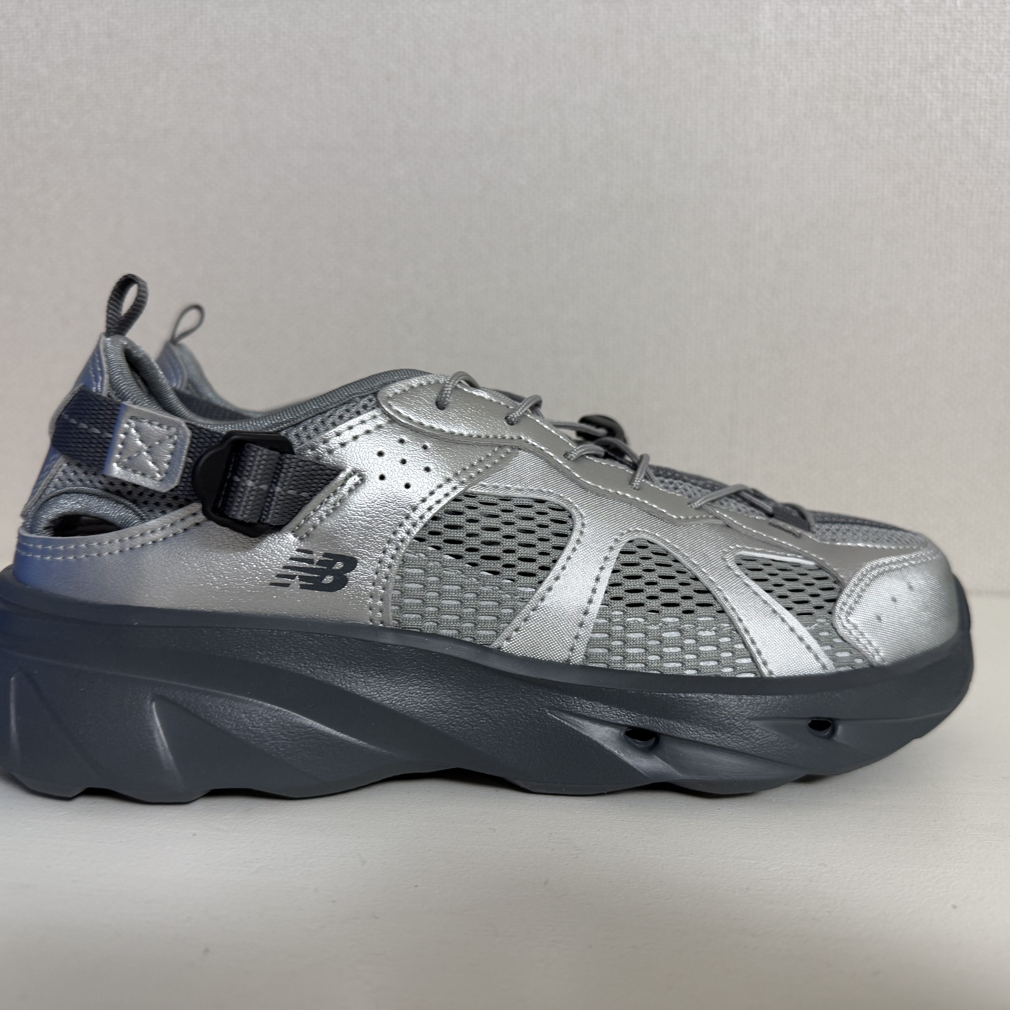New Balance Kave Sandal Silver Gray 착용 스타일 - 3