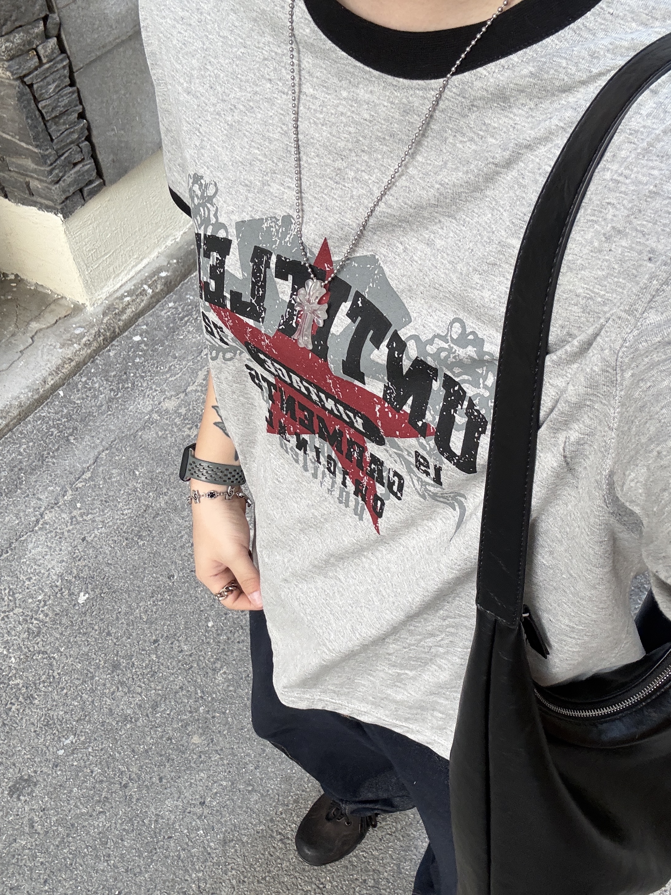 Flavorism VTG Graphic Linger T-shirt Melange Black, Chrome Hearts Silichrome CH Cross Pendant Clear 2025 착용 스타일 - 2