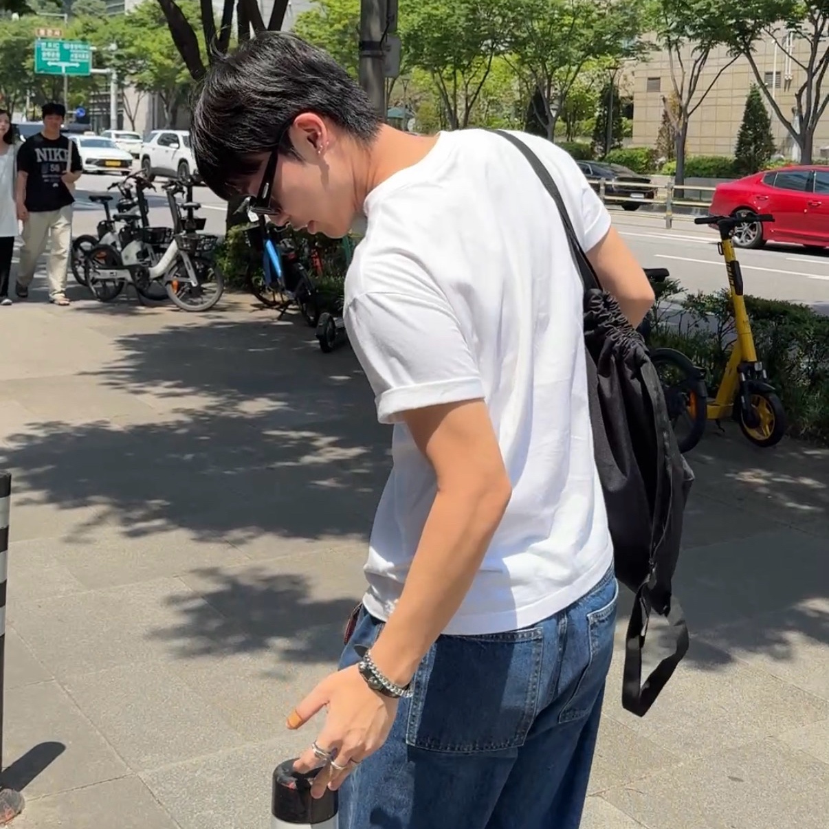 Jansport Draw Sack Black, Uniqlo x JW Anderson Straight Jeans Blue 착용 스타일 - 1