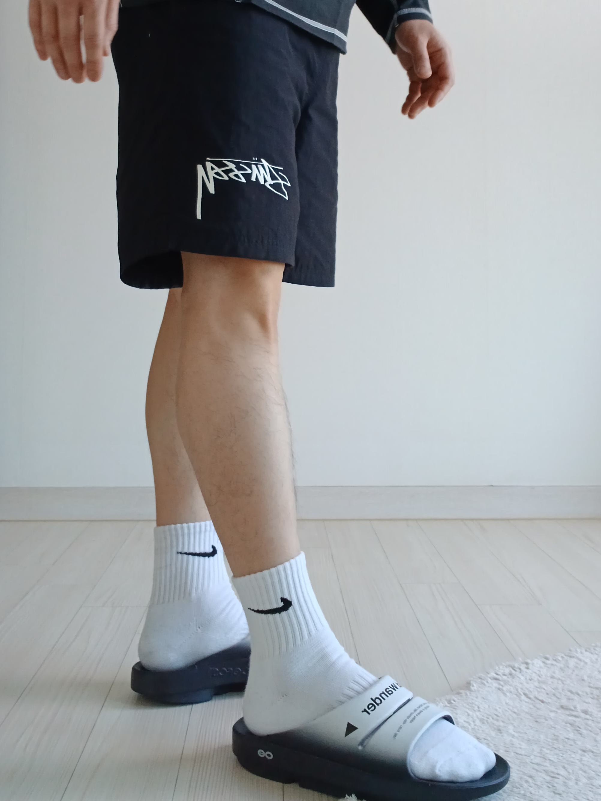 Nike x Stussy Shorts Black (FJ9167-010), Nike Everyday Cushioned Training Crew Socks White Black (6 Pack/Korean Ver.) 착용 스타일 - 1