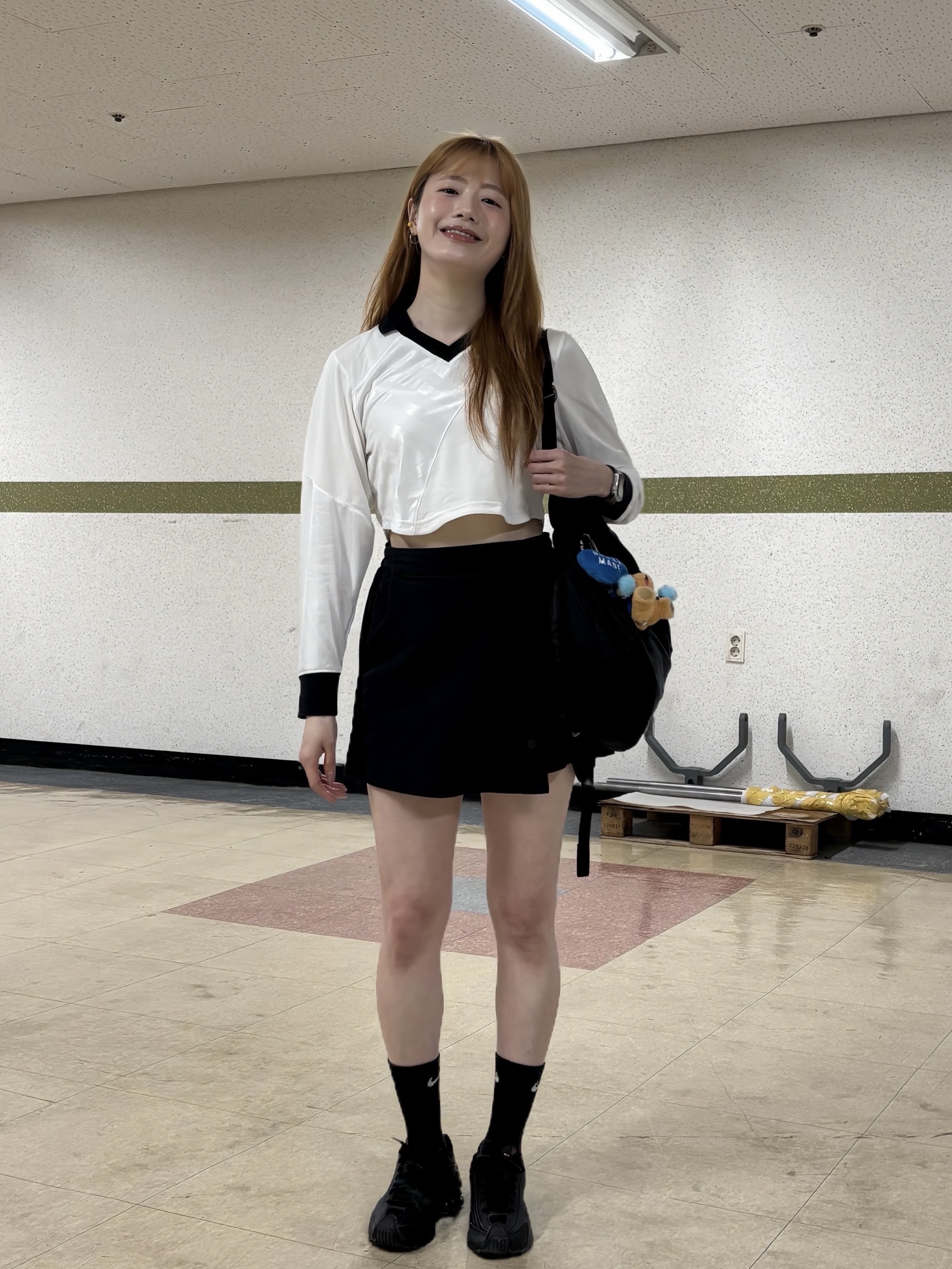 (W) Nike Shox R4 Black, Starbucks x KBO Lions Bearista Keychain 착용 스타일 - 3