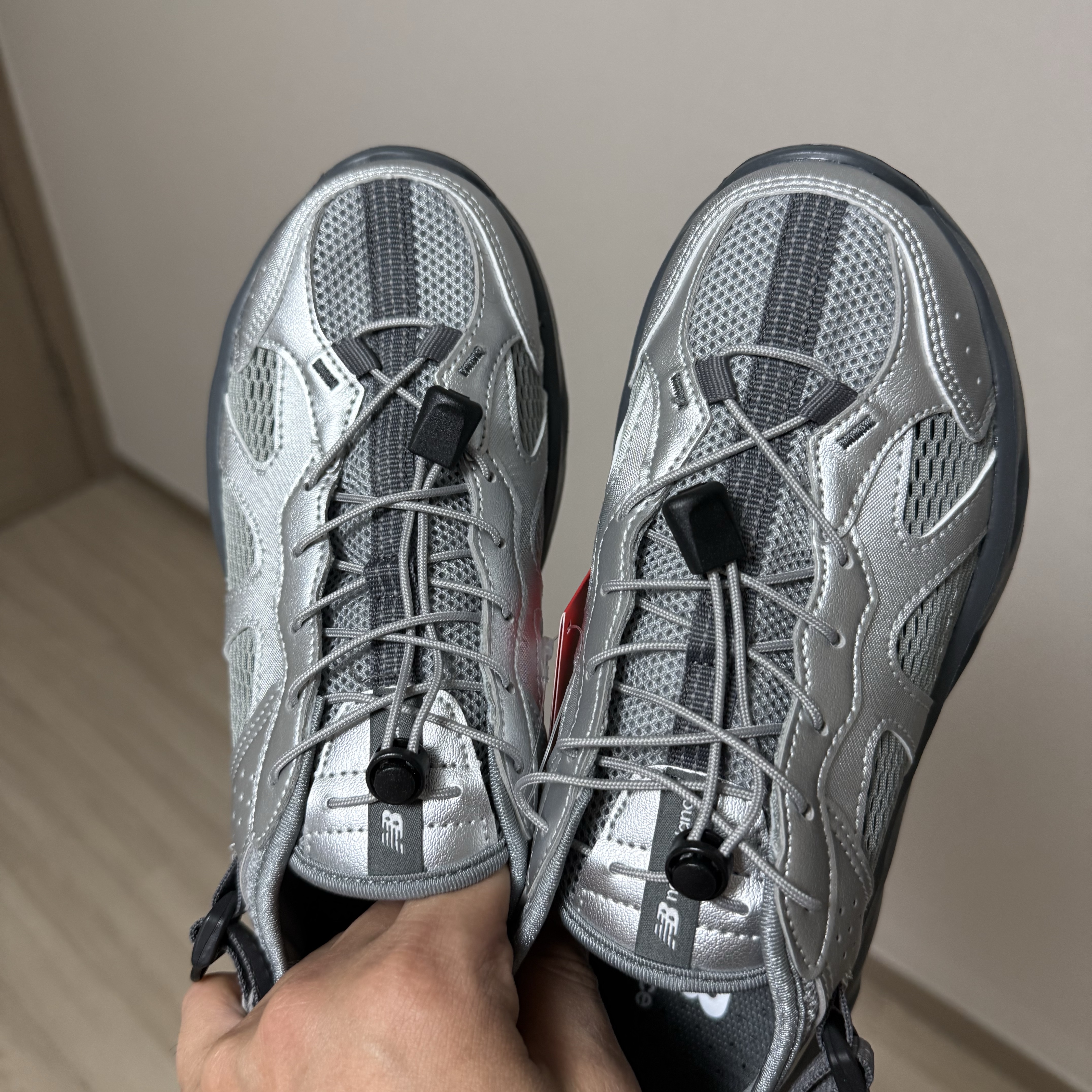 New Balance Kave Sandal Silver Gray 착용 스타일 - 5