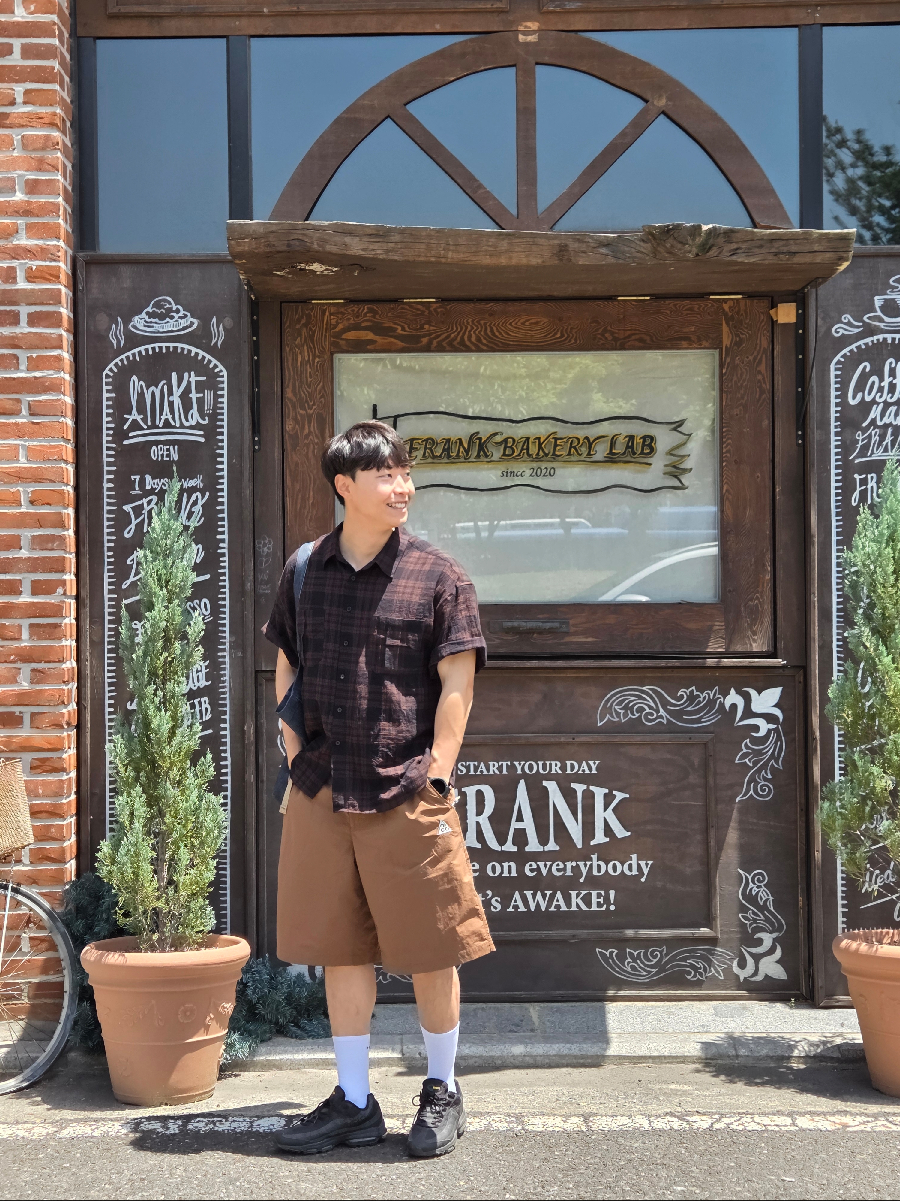Nike ACG Orb Weaver UV Repel Oversized Shorts Mosswood Brown Parachute Beige - Asia, Supreme Pigment Coated Canvas S Logo 6-Panel Royal - 25FW 착용 스타일 - 7
