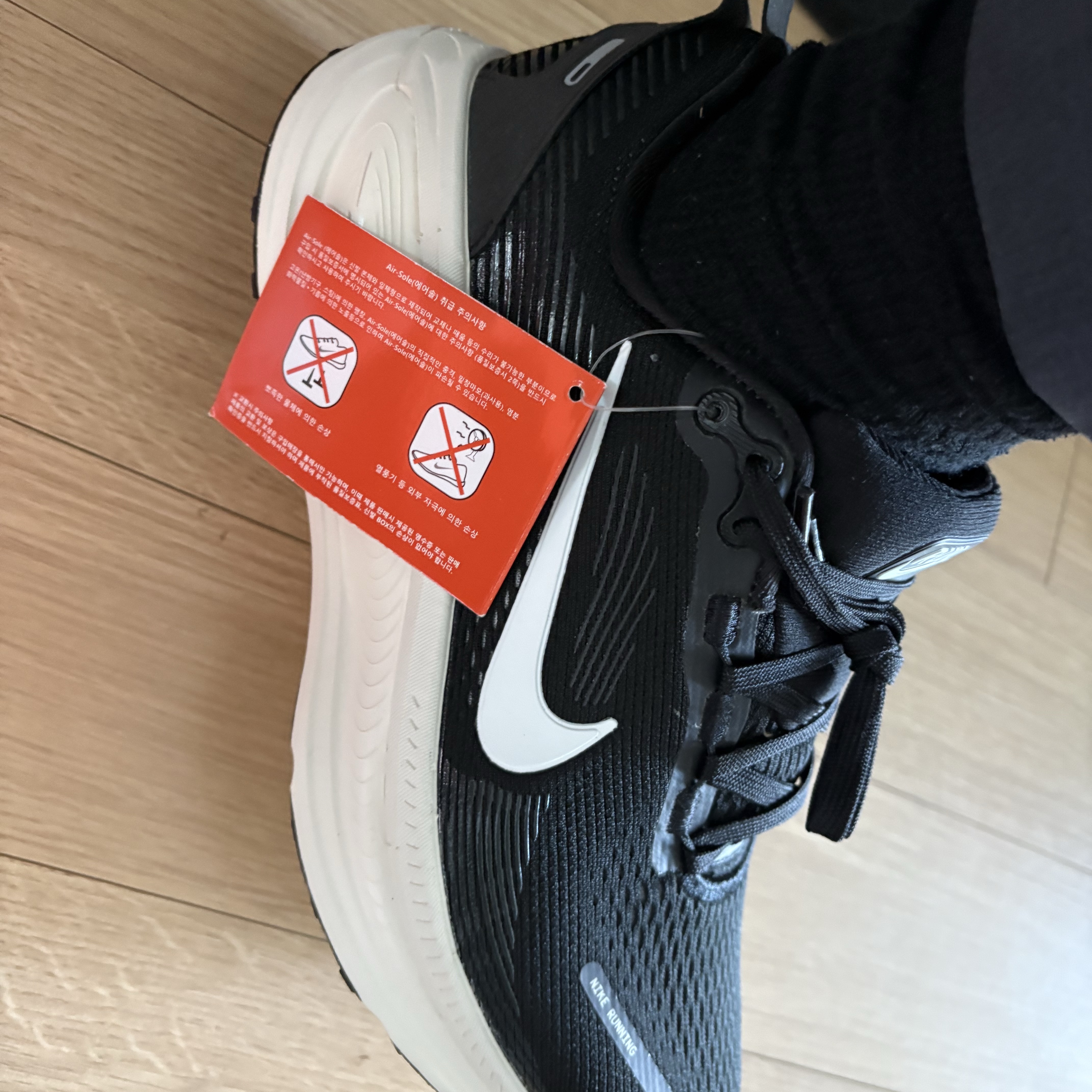 Nike Vomero 18 Black Coconut Milk 착용 스타일 - 3