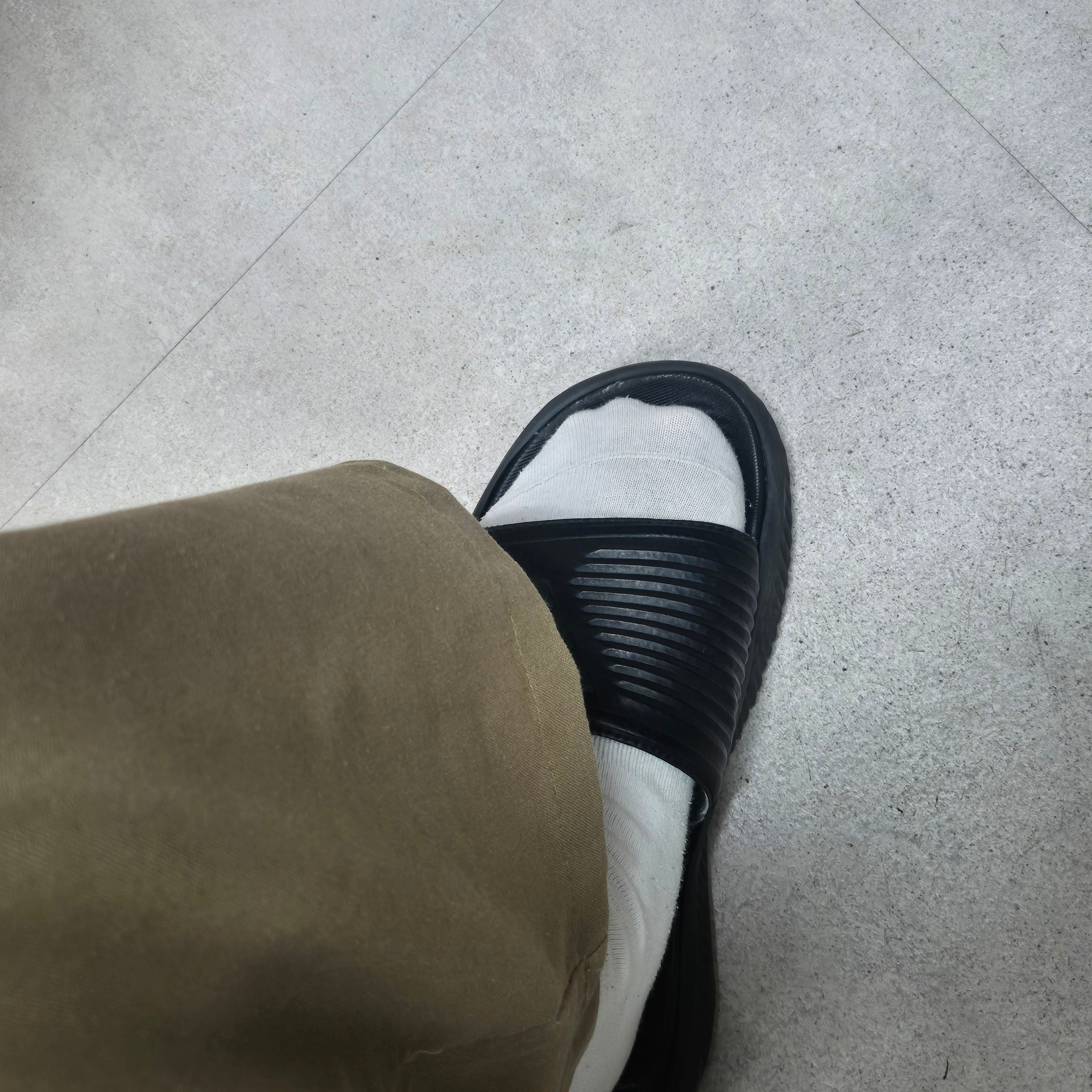 Adidas Alphabounce Slide Core Black 착용 스타일