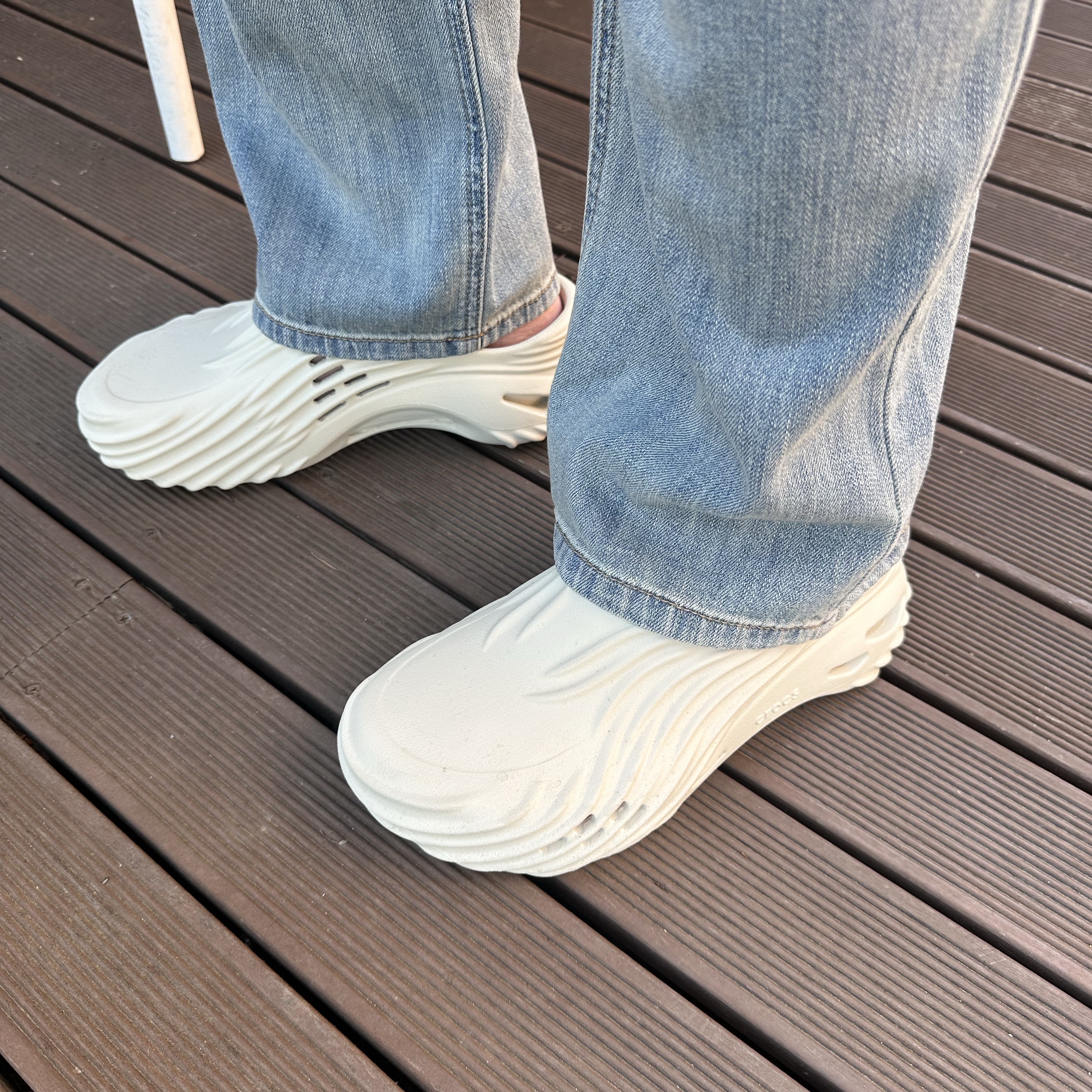 Crocs Echo Wave Clog Bone 착용 스타일 - 1