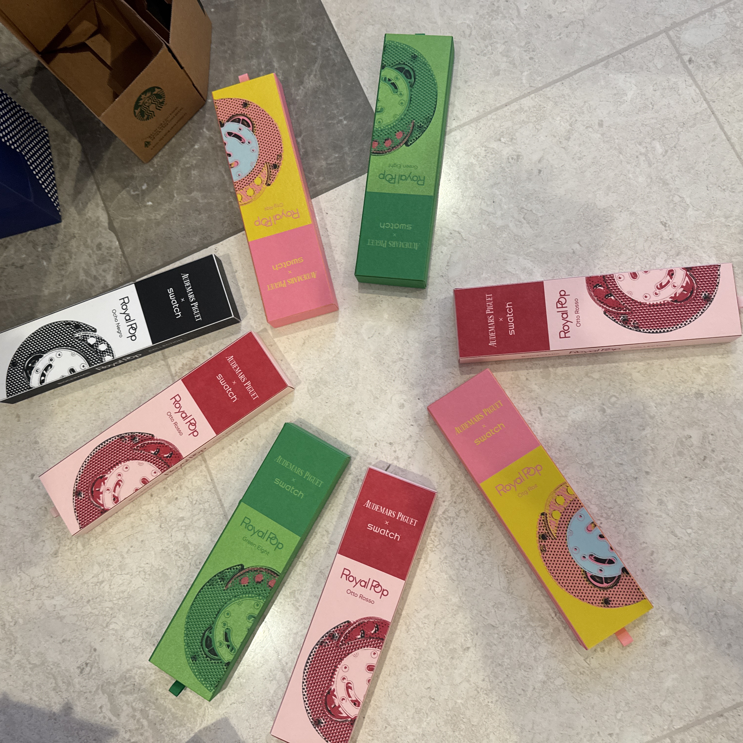 Swatch x Audemars Piguet Bioceramic Royal Pop Otg Roz, Swatch x Audemars Piguet Bioceramic Royal Pop Green Eight 착용 스타일 - 2