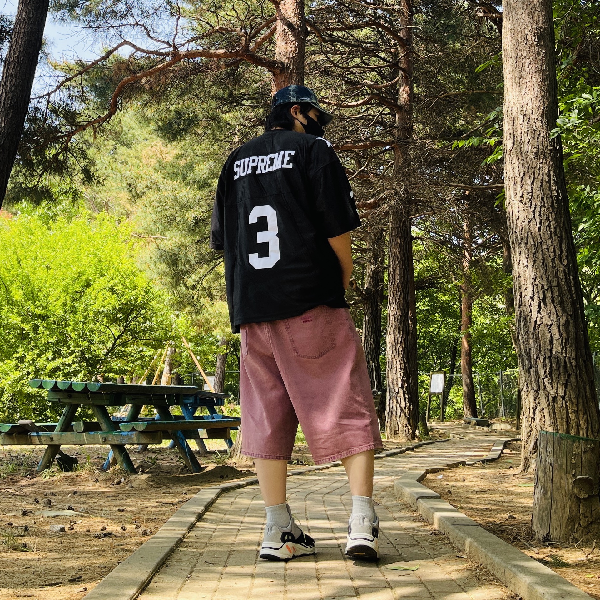 Supreme Baggy Denim Short Overdyed Purple - 26SS, Supreme Star Football Jersey Black - 24FW 착용 스타일 - 2