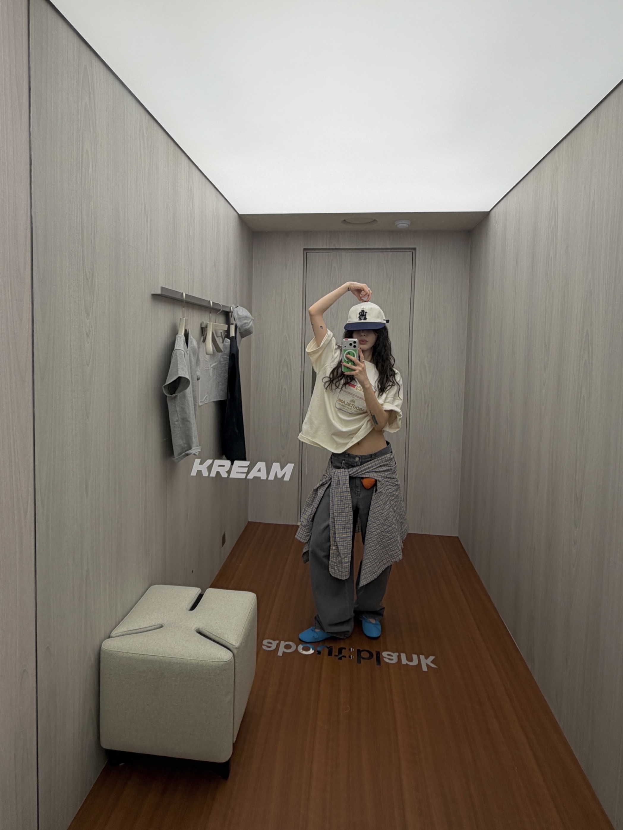 [KREAM 단독] About:Blank Raw Hem Check Shirt Gold - 26FW, [KREAM 단독] About:Blank Box Cap Navy Yellow - 26SS 착용 스타일 - 10