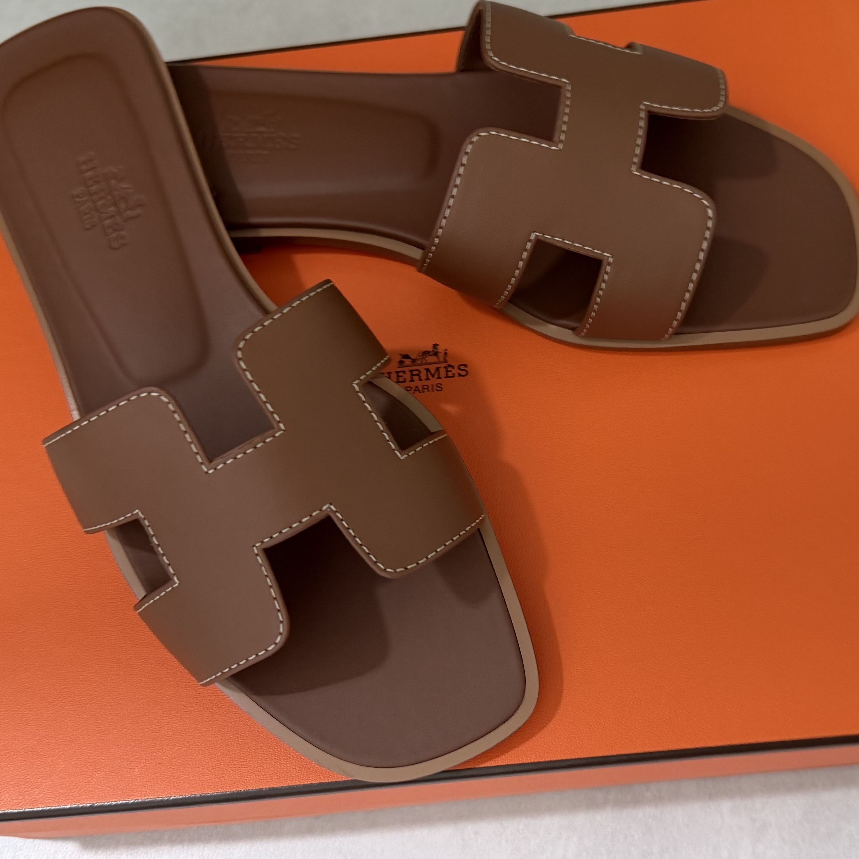 (W) Hermes Oran Sandal Calfskin & Gold Piqures Ecrues 착용 스타일