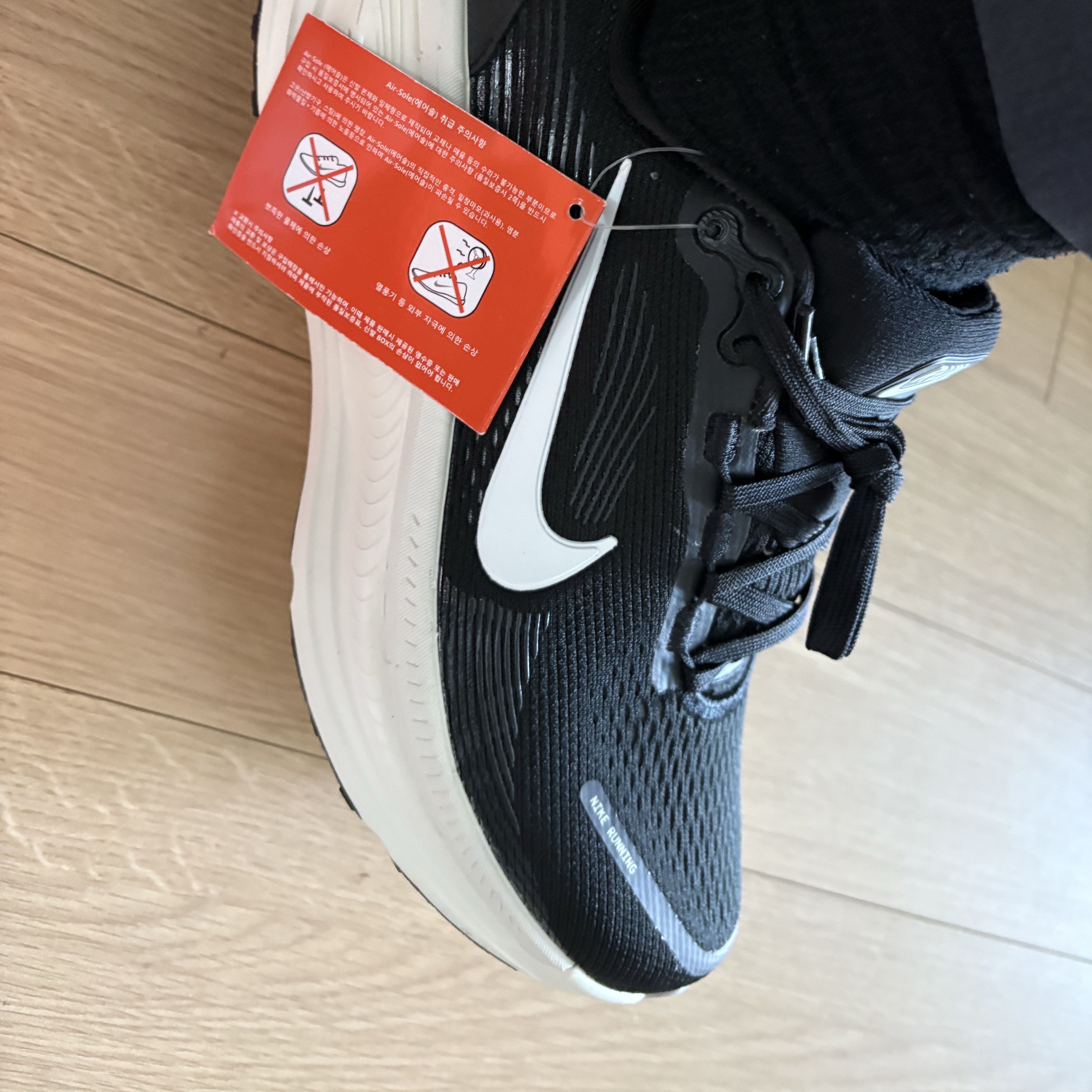 Nike Vomero 18 Black Coconut Milk 착용 스타일 - 2