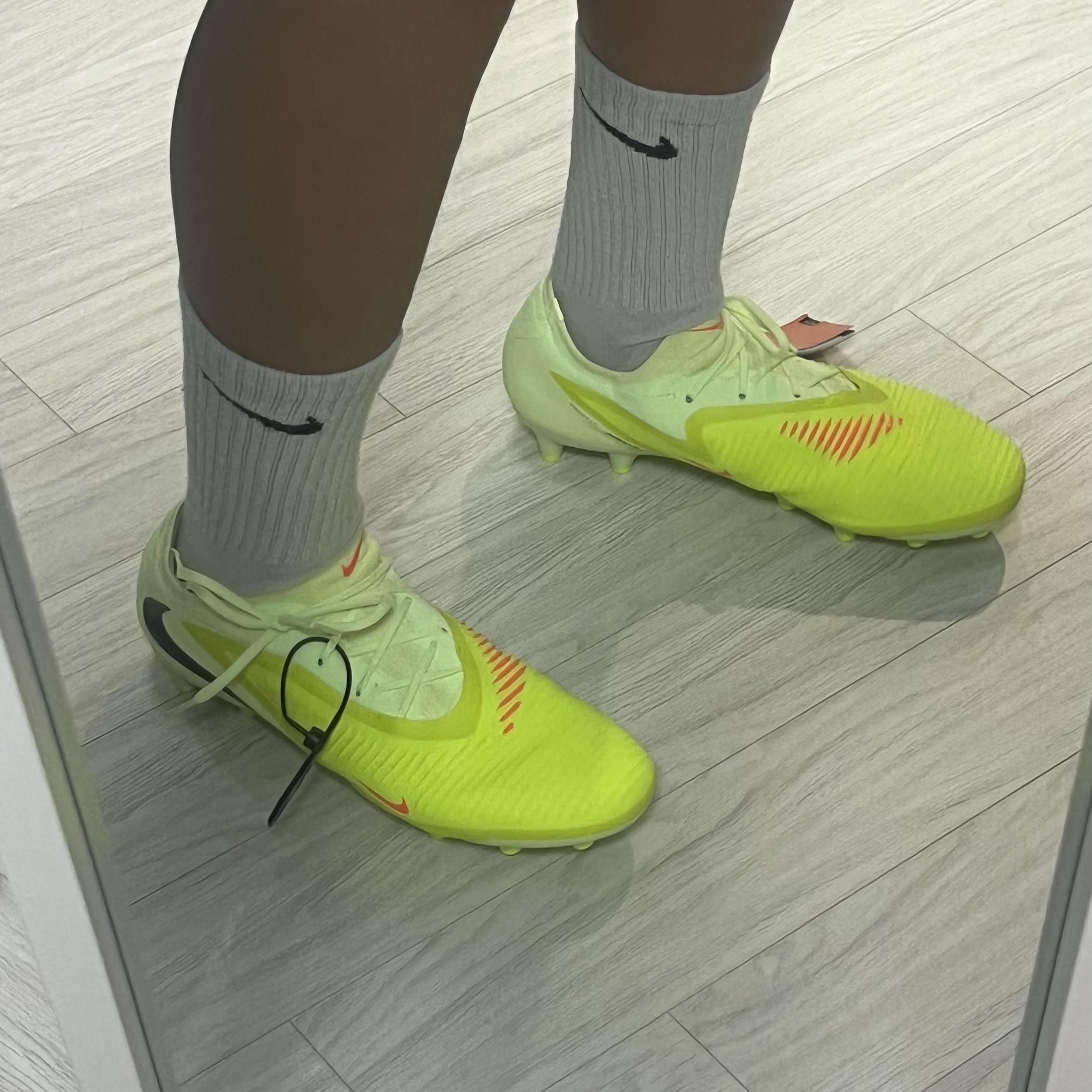 Nike Phantom 6 Low Pro AG Hyper Crimson Limelight, Nike Shox Ride 2 PRM Black and Light British Tan 착용 스타일 - 2