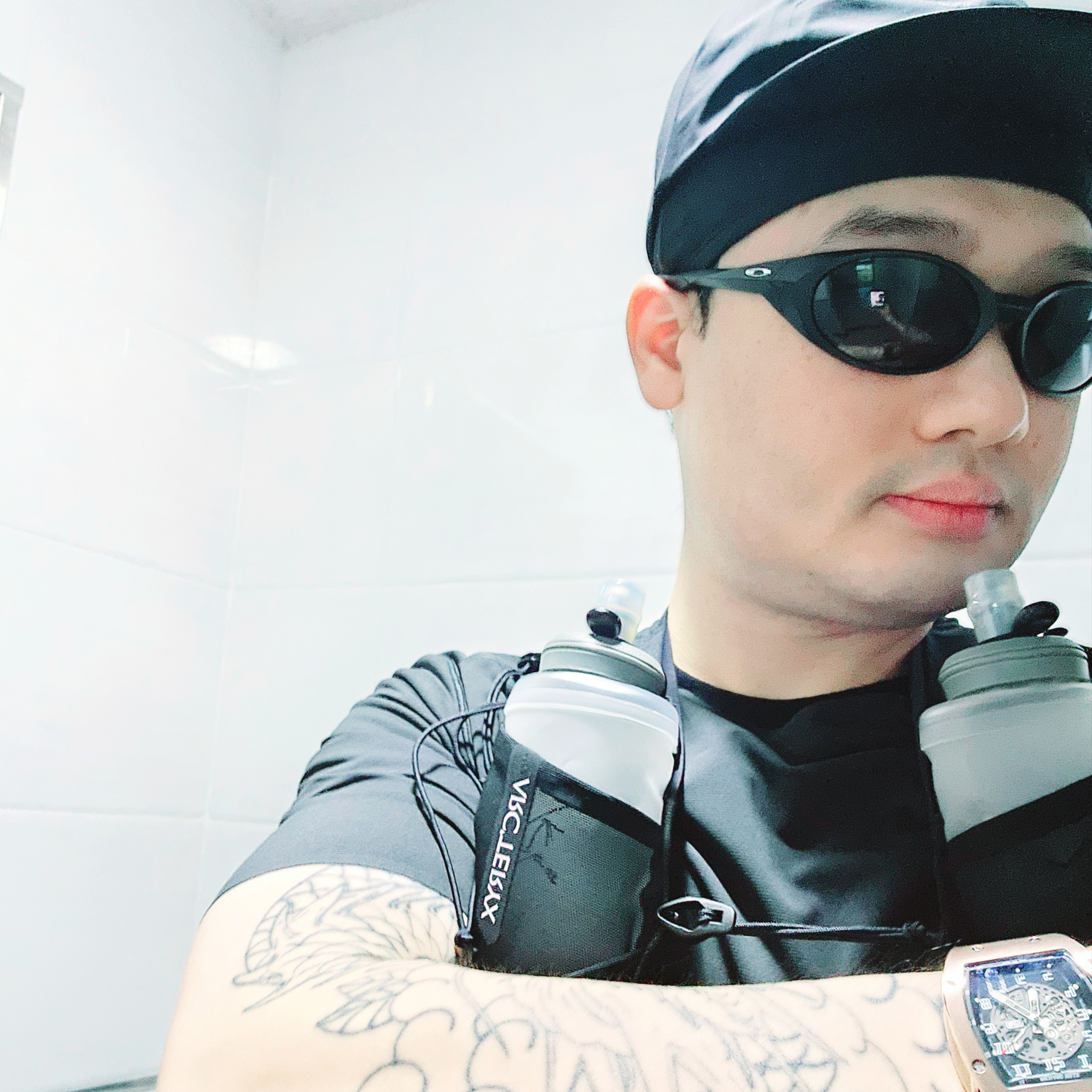 Arc'teryx Gore 5 Panel Cap Black, Oakley Eye Jacket Redux Matte Black Frame Prizm Grey Lenses High Bridge Fit 착용 스타일 - 1