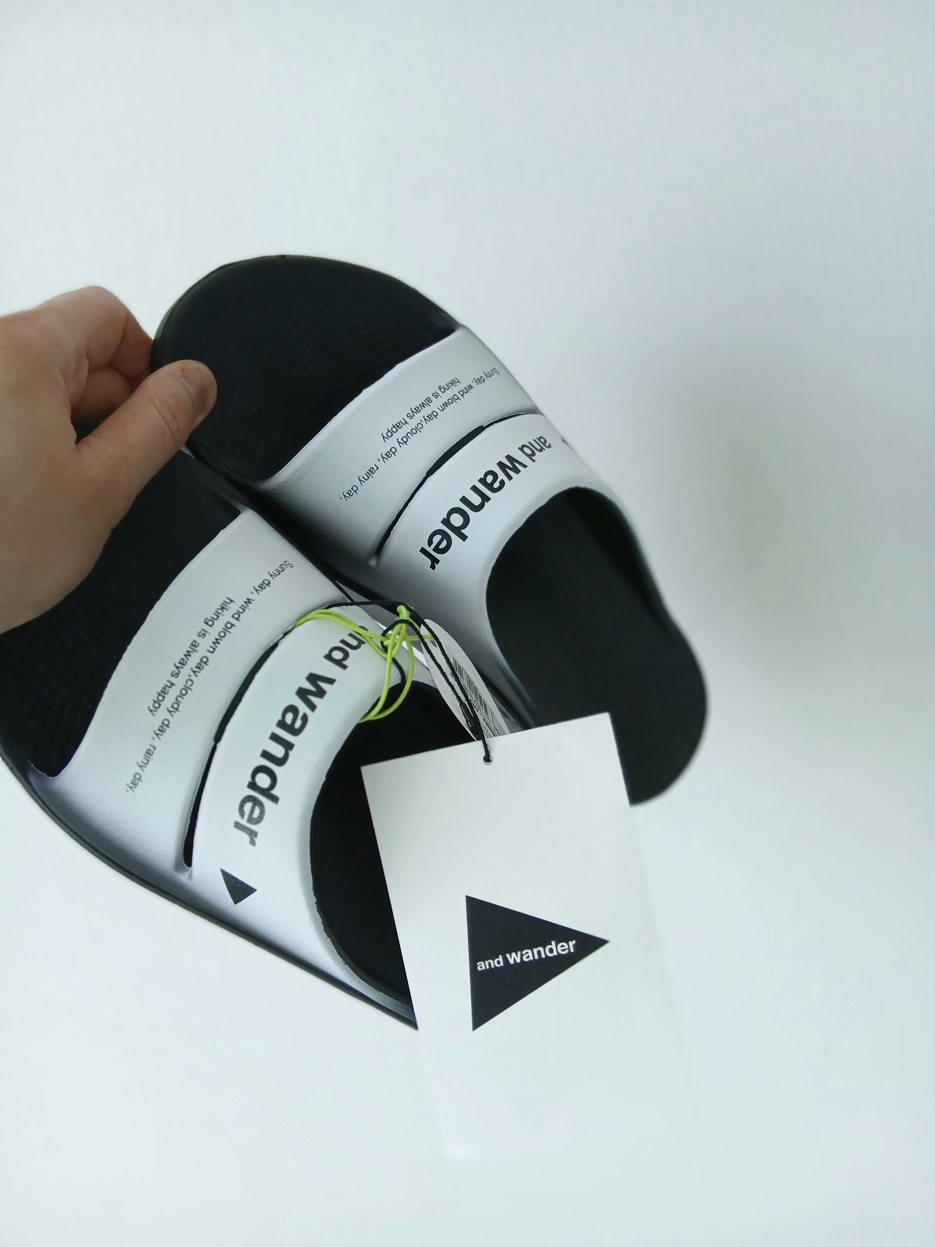 Oofos x And Wander Ooahh Slide 착용 스타일 - 4