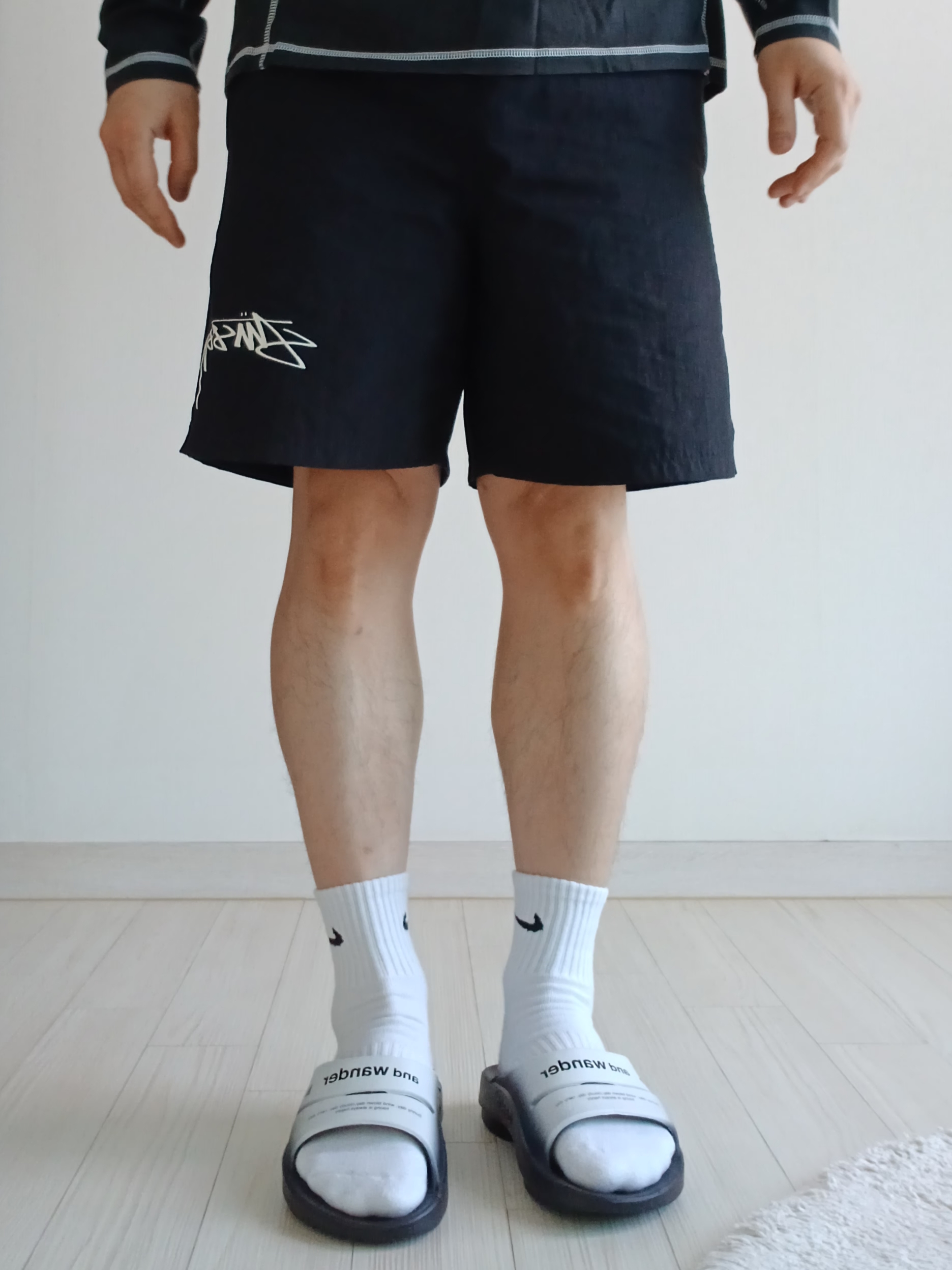 Nike x Stussy Shorts Black (FJ9167-010), Nike Everyday Cushioned Training Crew Socks White Black (6 Pack/Korean Ver.) 착용 스타일 - 3