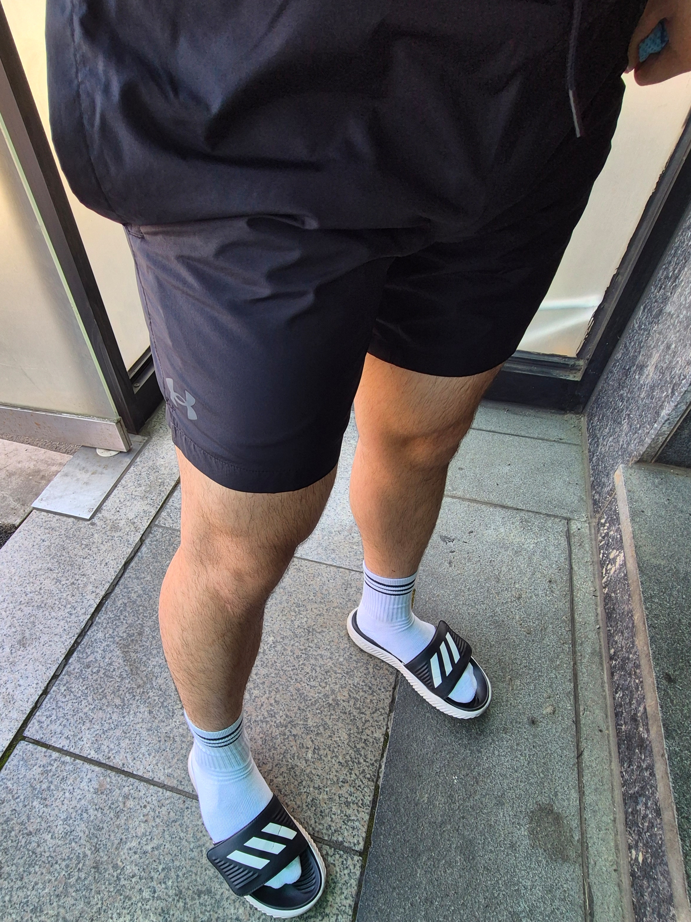 Adidas Alphabounce Slide Cloud White Core Black, Under Armour UA Launch 9 Inch Shorts Black 착용 스타일