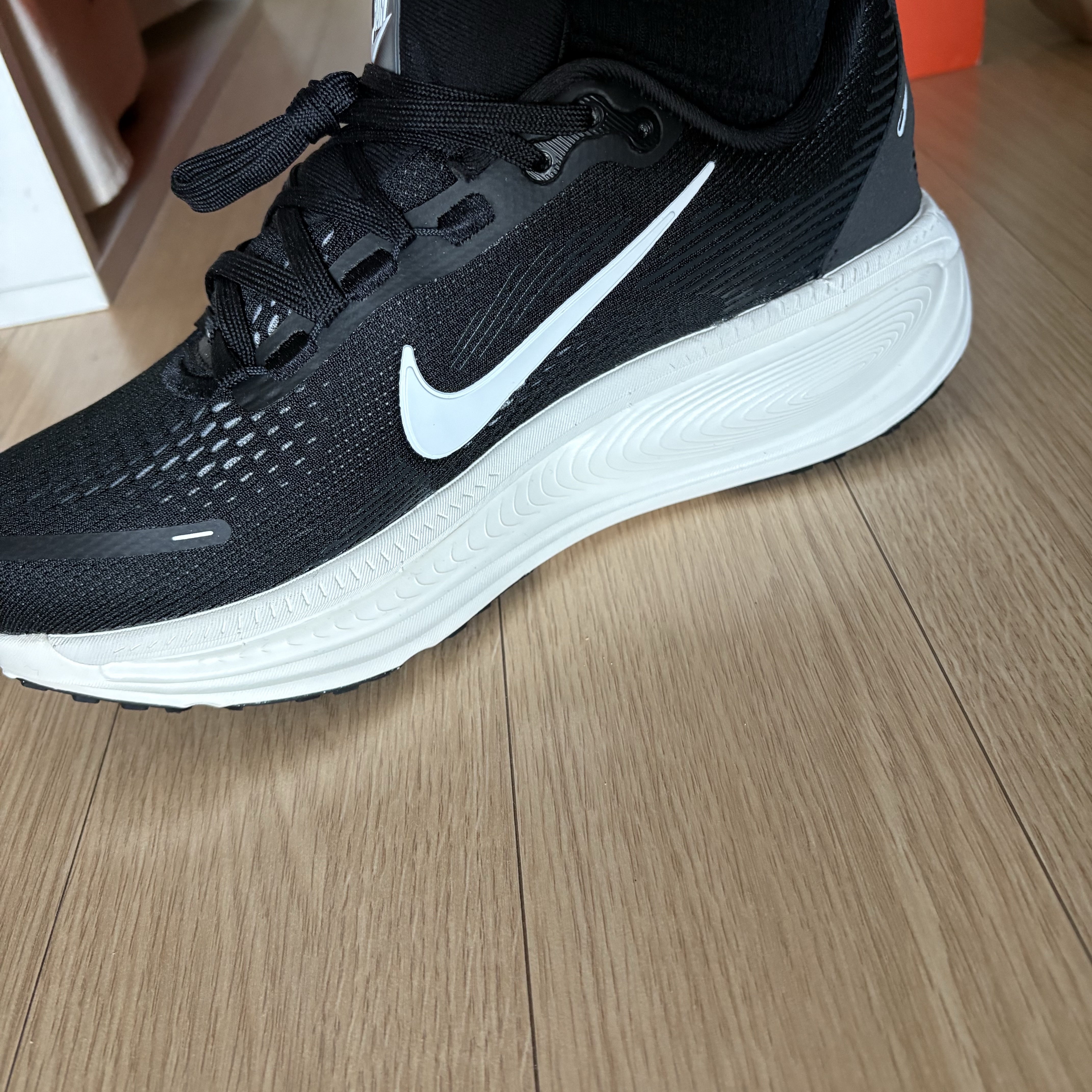 Nike Vomero 18 Black Coconut Milk 착용 스타일 - 1
