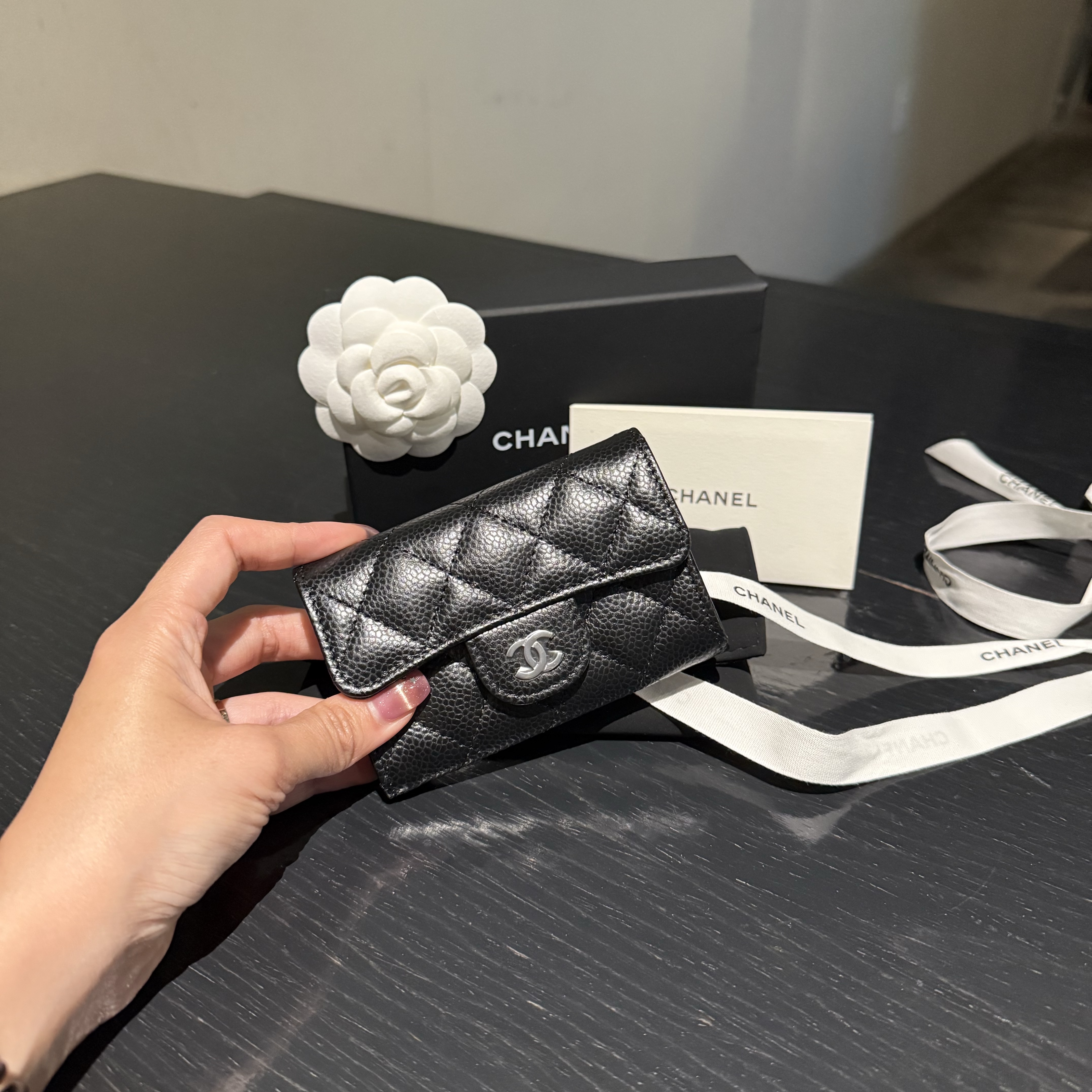 Chanel Classic Card Holder Grained Calfskin & Silver Black 착용 스타일