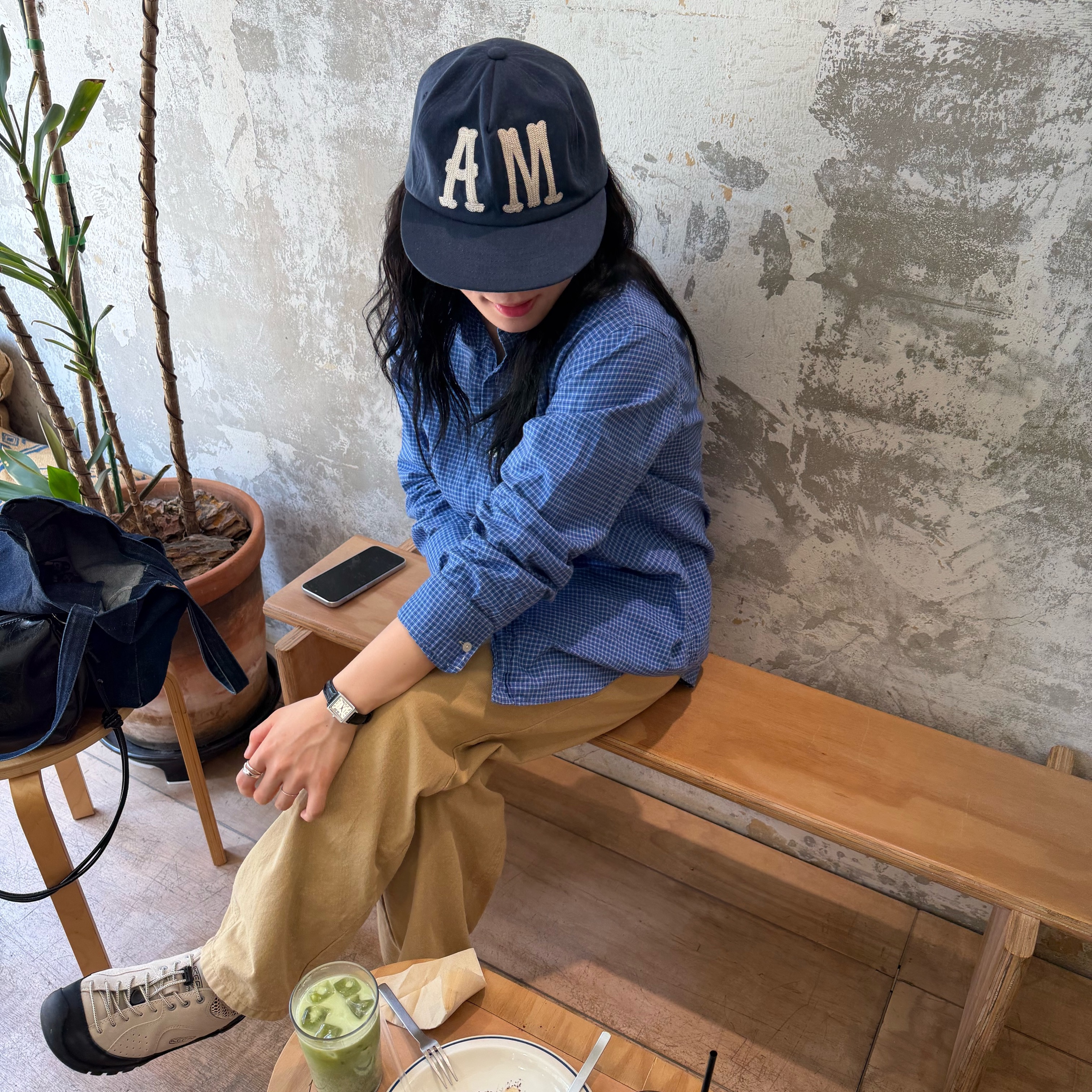 AMOU A.M 5Pannel Cap Navy 착용 스타일 - 3