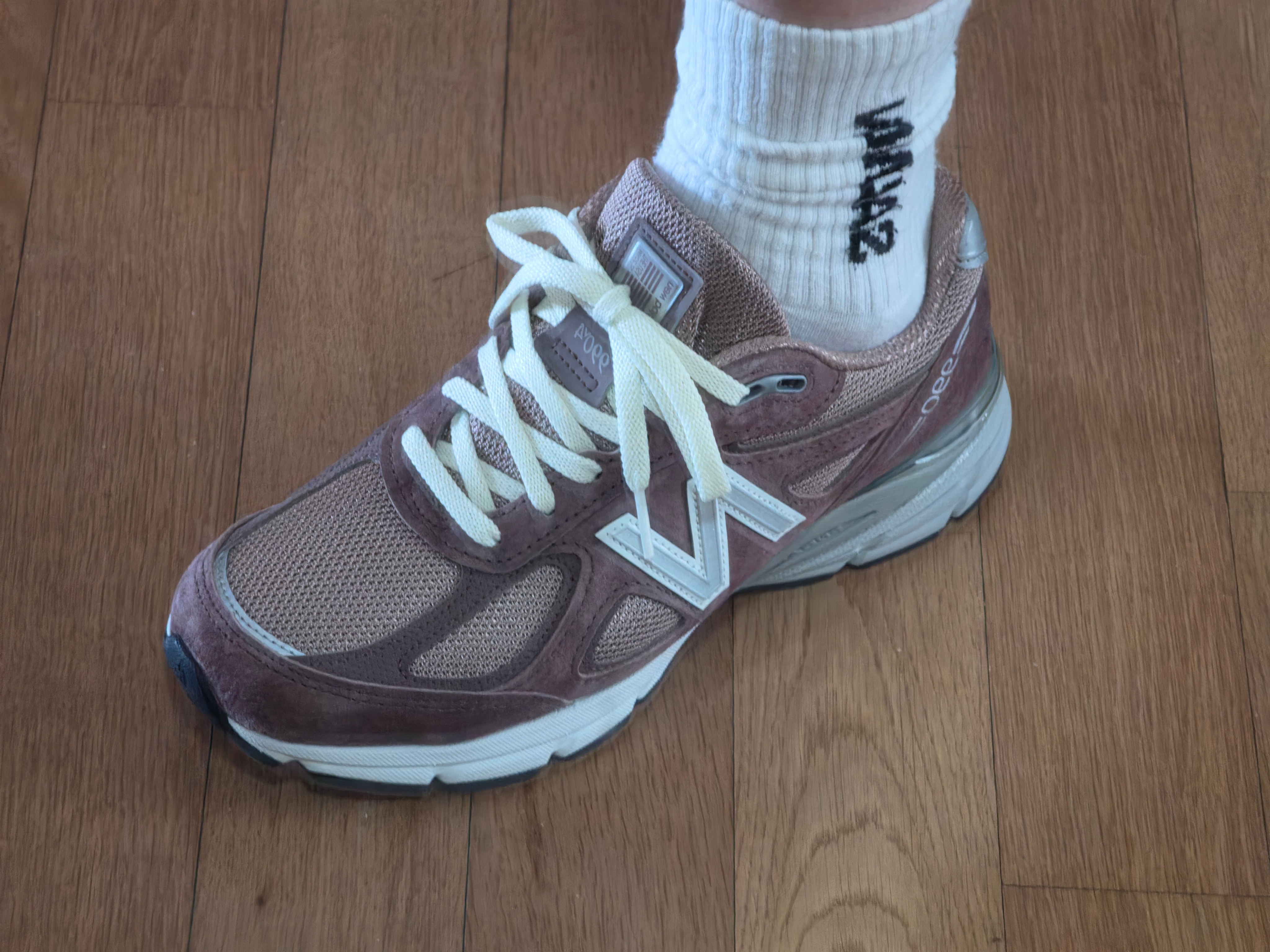 New Balance x Kith 990v4 Made in USA Dusty Mauve 착용 스타일 - 5