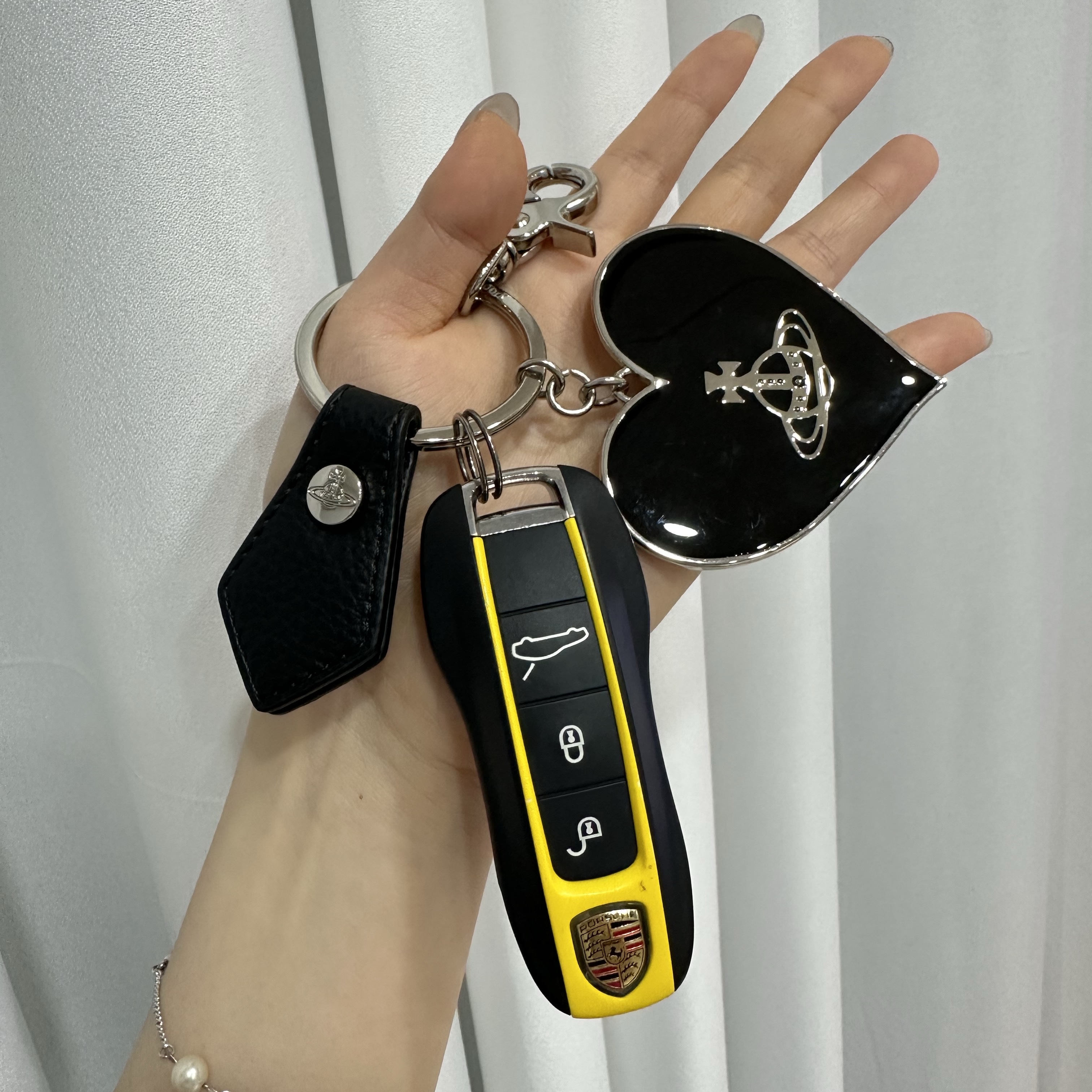 Vivienne Westwood Mirror Heart Orb Keyring Black 착용 스타일 - 2