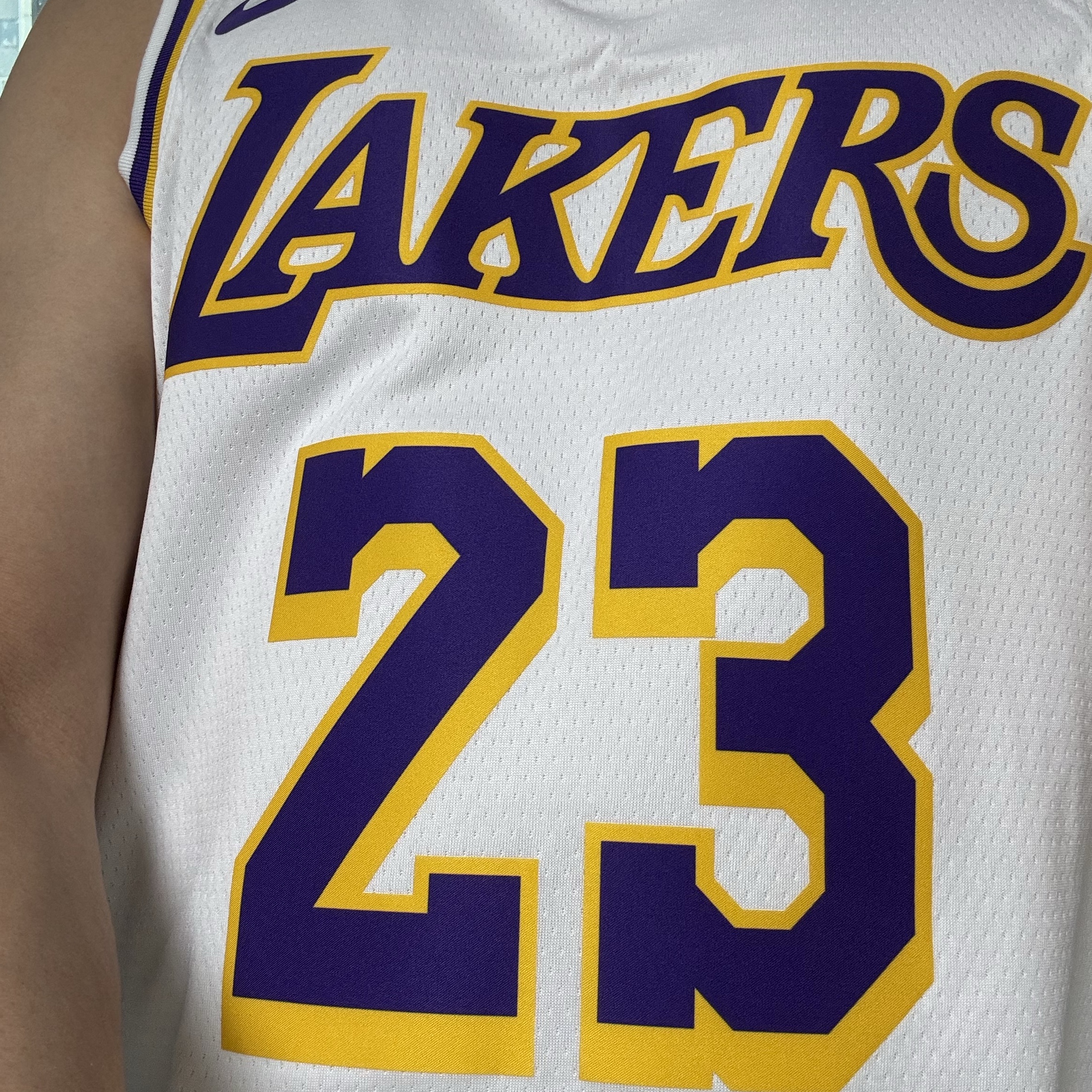 Nike LeBron James LA Lakers Association Edition 2022/23 NBA Swingman Jersey White 착용 스타일