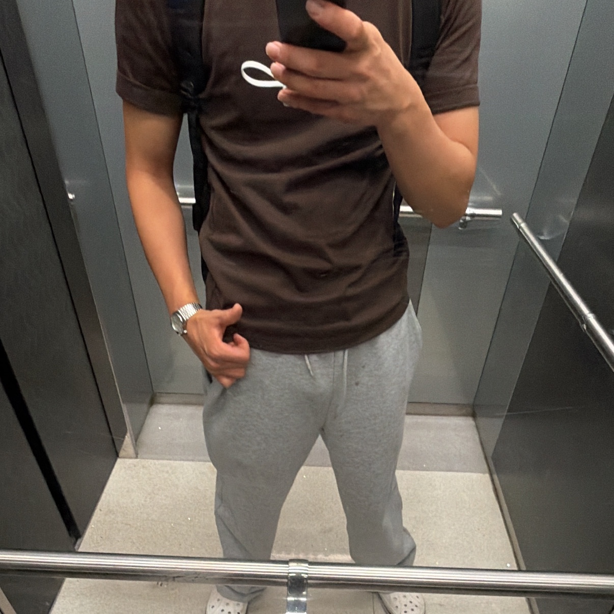 Uniqlo U Crewneck T-Shirt Dark Brown, Jansport Big Student Backpack Black 착용 스타일