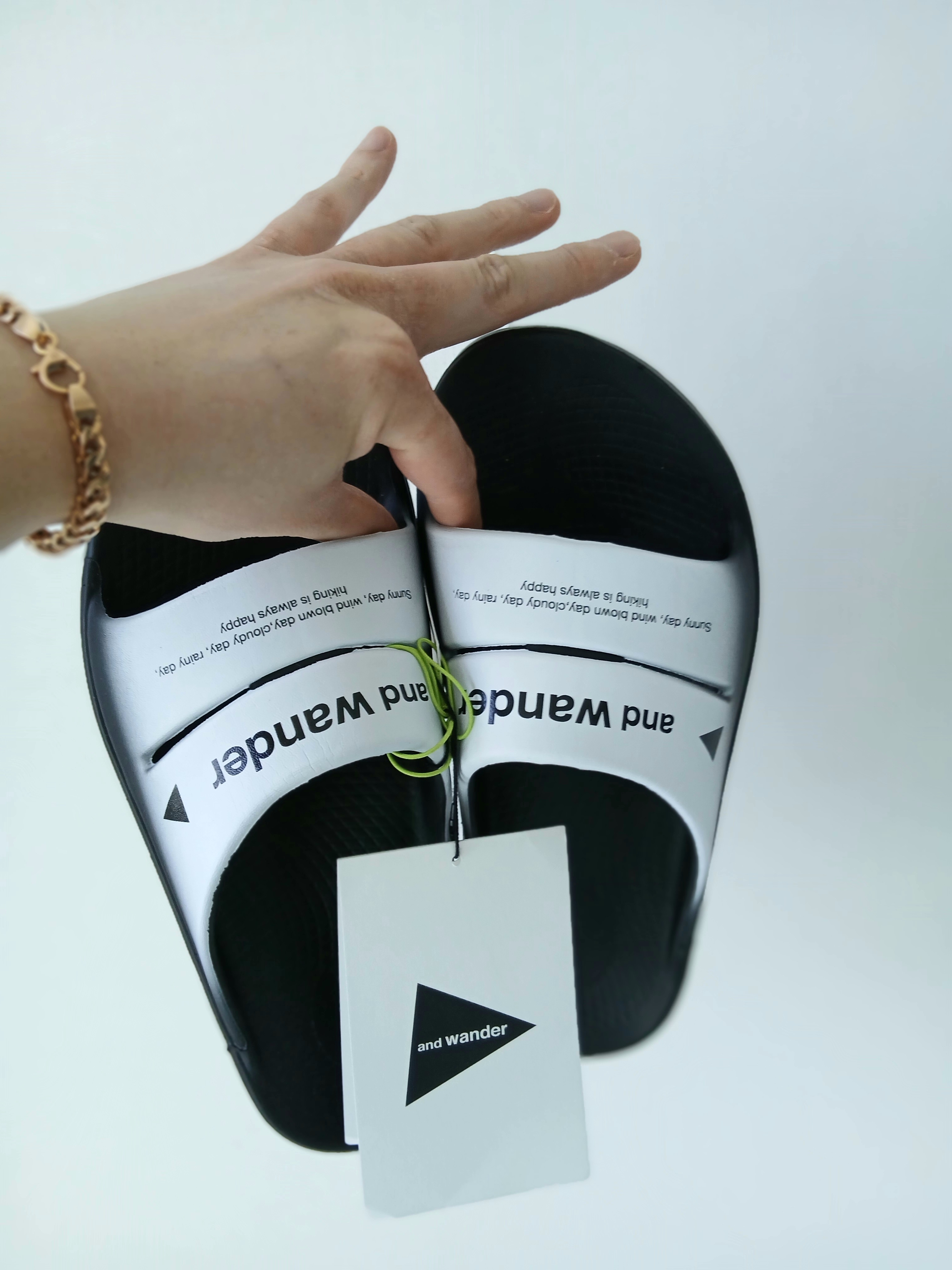 Oofos x And Wander Ooahh Slide 착용 스타일 - 2