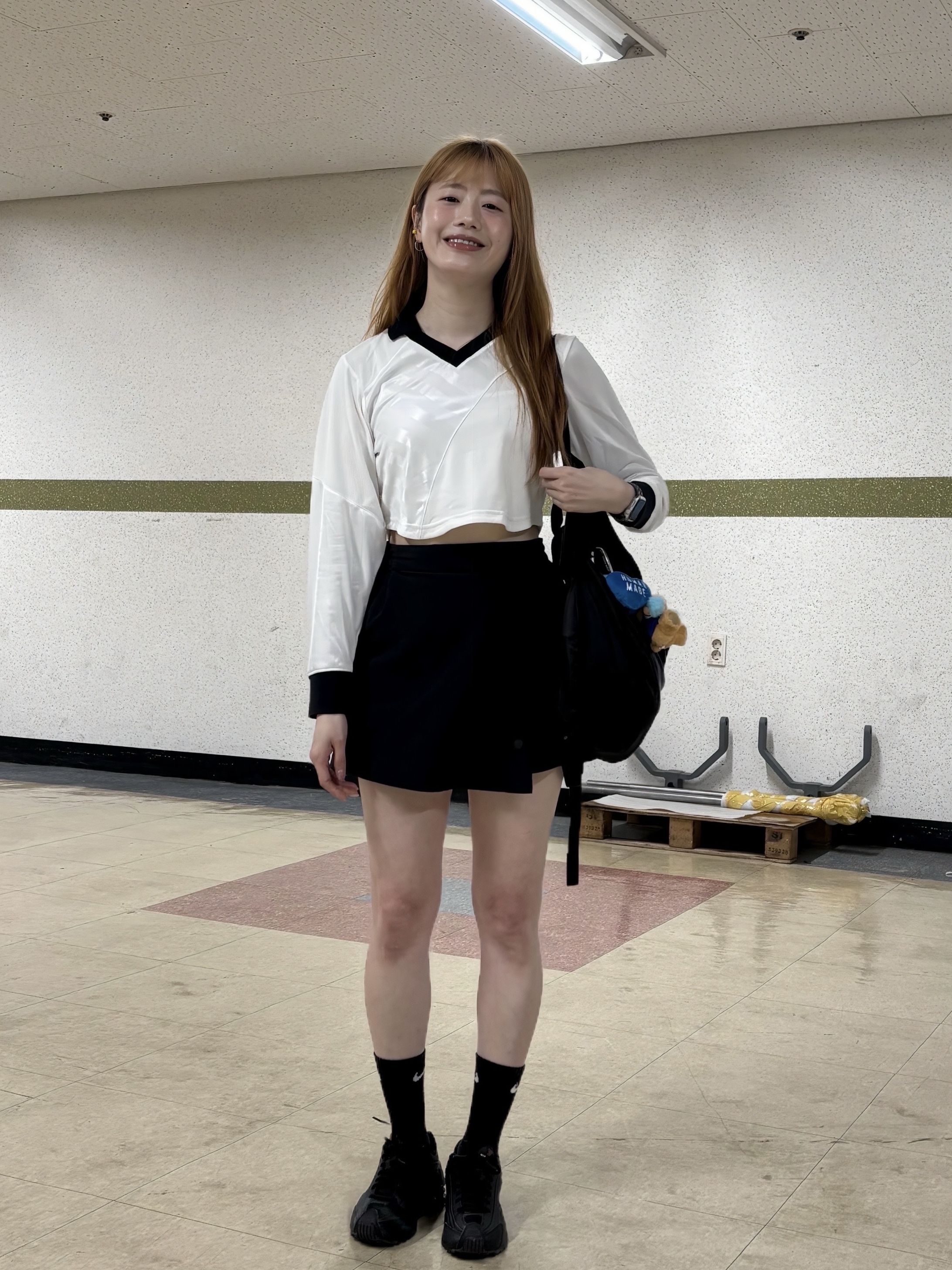 (W) Nike Shox R4 Black, Starbucks x KBO Lions Bearista Keychain 착용 스타일 - 5